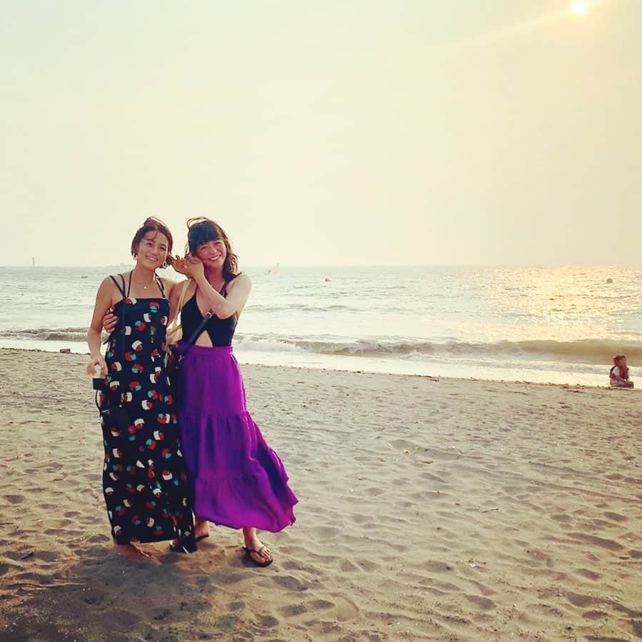桃生亜希子のインスタグラム：「夕方の海が最高。 ふと振り返ると、ゆか　@yukatd に会えた！😆❤️ 　2人共、ハッピーな笑顔😊 　自然のPower、大事だね。🙏🌞」