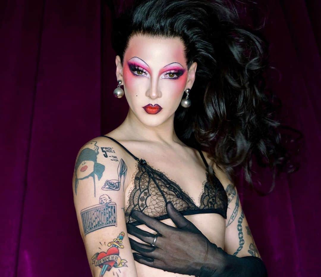 ヴァイオレット・チャチキのインスタグラム：「I talk about my new @jaxhavik  tattoos in my latest YouTube video and I breakdown my new eye moment! Link in bio 💋」