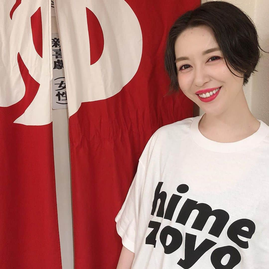 宇都宮まきさんのインスタグラム写真 - (宇都宮まきInstagram)「フォートナイト下手くそおじさんの✨ home_zoyo Tシャツ㊗️販売中だょ🧚‍♀️ めっちゃ可愛ぃぃぃ🥰🥰🥰 baseというアプリ❓から買えるみたぃ🥰 もし✨家にTシャツが１枚もなぃょー😭って人がいたら💦 ぜひ買ってみてね🙋‍♀️❣️ 生地は✨すごくしっかりしてて✨ 洗濯してもヨレヨレにならないタイプのちゃんとした生地だょ🥰 これ大事だょねっ🥳 洗濯したらヨレヨレになるタイプは💦 畳む時✨上と下めっちゃズレるよね🤣 分かる人ぃたらうれぴー😂❣️ 姫ぞよTシャツは👕 そこだけはめっちゃしっかり作られてるょ😍 さすがだねっ🥰🥰🥰 サイズも色々あるみたぃなので✨ baseでチェックしてみてね😇❣️ じゃあ✨冗談はこれぐらぃにして バィバーイ＼(^o^)／ #フォートナイト下手くそおじさん #姫ぞよTシャツ #baseにて販売中 #サイズS、L、XL(キッズサイズsold out) #カラー黒、白(デザイン違い) #税込み¥4,400 #再販無しかも #お早めに #ばぃばーい」8月9日 9時09分 - utsunomiyamaki