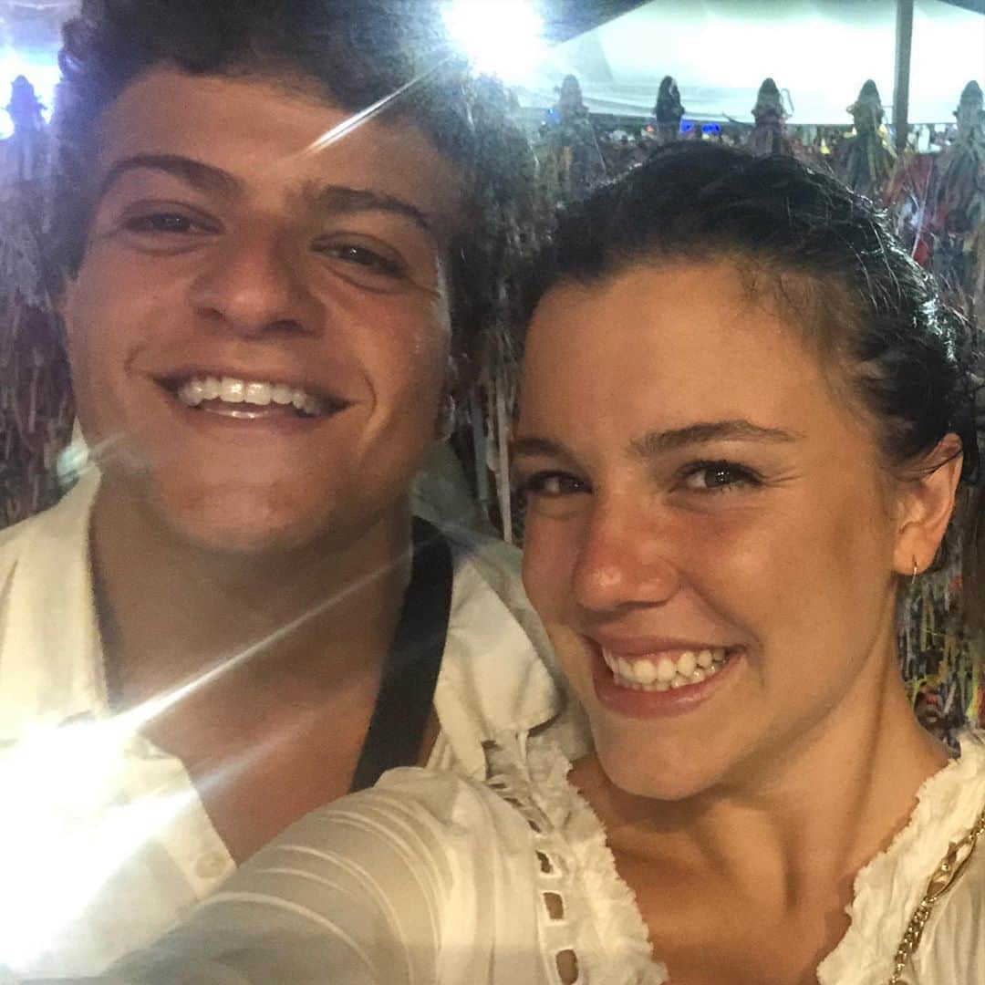 Alice Wegmannのインスタグラム：「o sol está em leão, esse leão é o sol: o leonino mais leonino que conheço e também que é mais carioca do que eu. pedro, te amo abrindo a minha geladeira rebolando, te amo chegando lá em casa com dois kombuchas, te amo suado de glitter e de crossfit, te amo na praia de manhã, te amo quando a gente tá perto, quando a gente tá longe e até depois de tudo o que for acontecer. obrigada pela sua amizade, que a vida te brilhe de volta, meu irmão do sol 🌞」