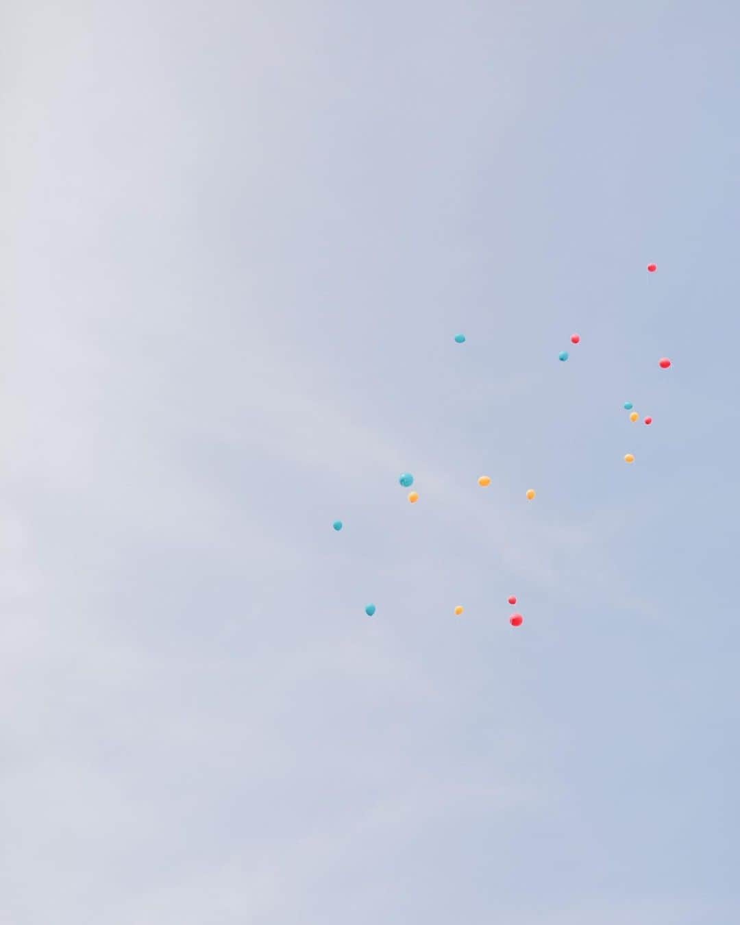 北野クラブ　ソラさんのインスタグラム写真 - (北野クラブ　ソラInstagram)「・ ・ balloon release🎈 新郎新婦・ゲストの皆様全員で一斉に 空にバルーンを飛ばす演出。 ずっと人気の演出の一つです。 ・ 空高く舞い上がるバルーンは 新郎新婦の幸せが天まで届きますように🎈🕊 という意味が込められています ・ ・ #バルーンリリース #balloon #🎈 #披露宴演出  #空#sky」8月9日 9時24分 - kitanoclubsola