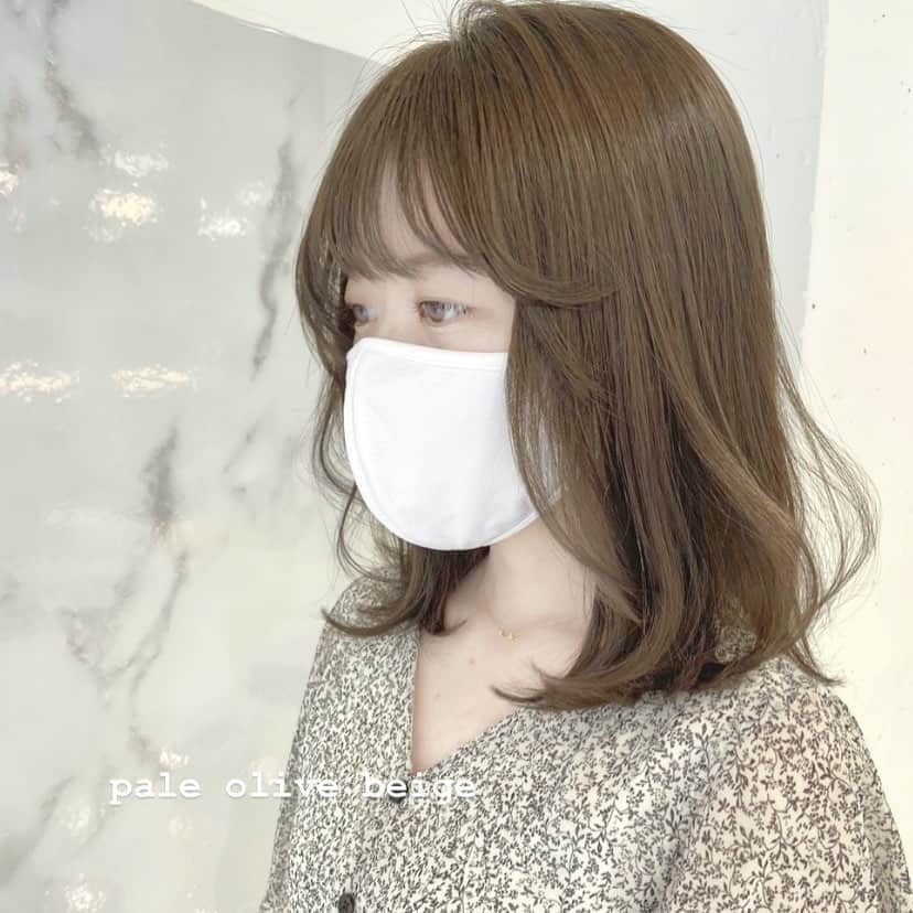 佃加菜のインスタグラム：「pale olive beige♡ 柔らかい色素の薄いオリーブベージュ🍈 夏に涼しげなカラーです♡ . 前髪は斜め前髪からストンと落ちる前髪に 顔まわりのニュアンスも増やしました♡ . ふわっとなるナチュラルなヘアに👒」
