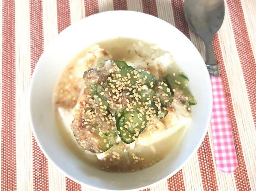にんべん　おだしでキレイ習慣さんのインスタグラム写真 - (にんべん　おだしでキレイ習慣Instagram)「こんにちは🌞﻿ 今日は @a.s_1.10 さんの #夏のおだしごはん ご紹介します🐟✨✨﻿ 暑〜い日にピッタリの冷汁🍚に、にんべんのフレッシュパックを使ってくださいました🥰﻿ ﻿ .﻿ .﻿ .﻿ ﻿ ﻿ 毎年夏の定番、簡単冷汁🍚﻿ ﻿ ごはんに塩もみしたきゅうりとみょうが、絹豆腐をのせて、﻿ 冷たい味噌汁をかけるだけ。﻿ 味噌汁は、冷水にお味噌を溶いて、#にんべん　#フレッシュパック　のかつお節を入れておきました。﻿ 仕上げに白ごまをトッピングしてすぐ完成😋﻿ さらさら食べられるので、休日朝ごはんの定番です﻿ ﻿ #にんべんだしアンバサダー　#にんべん　#夏のおだしごはん　#だしのある生活　#冷汁」8月9日 9時30分 - ninben.dashiambassador