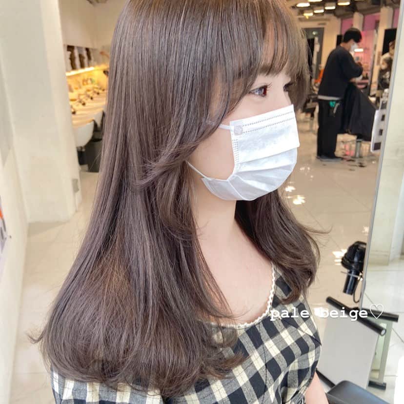 佃加菜のインスタグラム：「pale beige ♡ 夏に涼しげなベージュにグレーを混ぜて オレンジを出来るだけなくします . 顔まわりはスーッとニュアンスを作って 紫外線でパサついた毛先を整えて清潔感を💎 .」