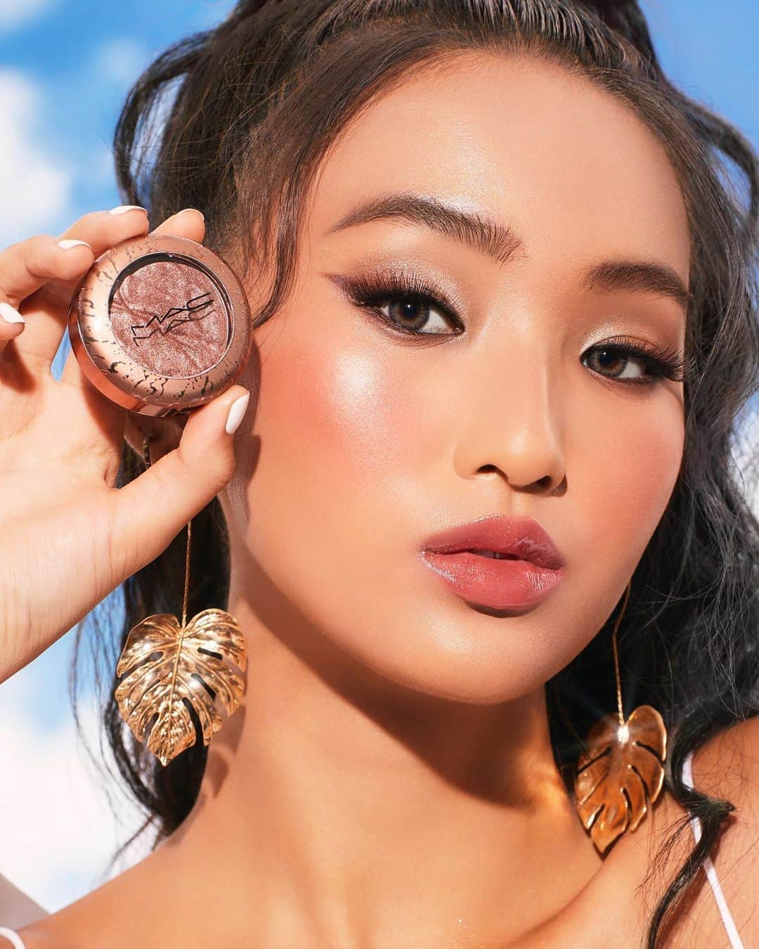 M·A·C Cosmetics Hong Kongさんのインスタグラム写真 - (M·A·C Cosmetics Hong KongInstagram)「🔓想快人一步獲取全港限定公開發售500件𝙋𝙍𝙊𝙅𝙀𝘾𝙏 𝙓 VOL.002 嘅開賣日期同資訊，得到閃爍耀眼嘅#蜜糖假期 限量系列同其他驚喜夏日妝物？即刻到Profile 連結登記啦！🤫 以#蜜糖假期 閃耀妝容享受盛夏專屬嘅海島度假旅程！ ✨#蜜糖假期 限量迷光眼影 #SandTropez 古銅暖棕色 搭配 #Monacoco 摩納哥可可，放射出極致奢華嘅微醺閃光，同時做到輕混血深邃輪廓感！💫 💋#蜜糖假期 子彈唇膏#SettoSizzle 配上唇彩#SummerChromance，清新消暑嘅水漾西柚色果凍質感唇，帶你直飛希臘過一個盛夏#蜜糖假期！  Product Used:  Cheek:  Glow Play Blush 亮色輕潤感胭脂 in Grand Bronzer Collection Radiant Matte Bronzing Powder 蜜糖假期限量霧透微光修容粉 in Totally Taupeless  Eye:  Bronzer Collection Foil Shadow 蜜糖假期限量迷光眼影 in Sand Tropez & Monaco-co Lip:  Bronzer Collection Lustre Lipstick 蜜糖假期限量子彈唇膏 in Set to Sizzle Bronzer Collection Lipglass 蜜糖假期限量唇彩  in Summer Chromance  #MACProjectX #PROJECTX開箱 #蜜糖假期 #MACLovesSummer #果凍胭脂  #MACGlowPlay #MACHongKong  Makeup look created by AT&D and Event Artists Team: @flamesoul @caroltsuimac @mcherrymac @ooceanmac @sofayemac @sharonkammac  Register via the link in Profile NOW to get 𝙓clusive updates on 𝙋𝙍𝙊𝙅𝙀𝘾𝙏 𝙓 VOL.002 and be the first to try these high-shine goodies! Give your eyes and kiss a vacation-worthy bronze🌟 As the staples of summer, Bronzer Collection gives you the perfect shine in seconds✨ You can rely on the Foiled Shadow #SandTropez and #Monacoco for sparkly, mesmerising eye look that makes you a head-turner in spot⚡ Put on the Bullet Lipstick #SettoSizzle and Lipglass #SummerChromance for a universally flattering pout 💋」8月9日 9時42分 - maccosmeticshk