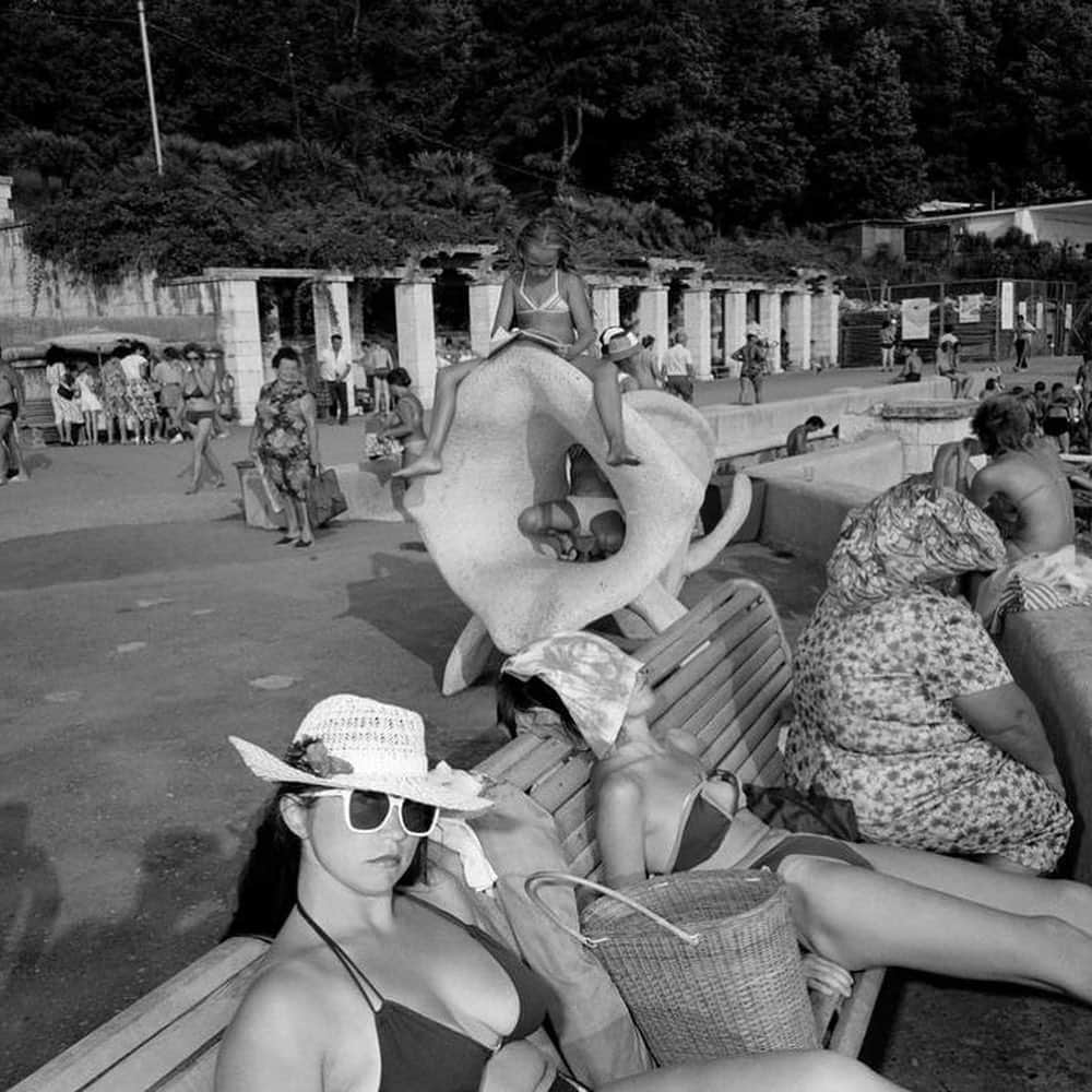 Meganさんのインスタグラム写真 - (MeganInstagram)「Sochi, The Russian Riviera 〰 photos by Carl De Keyzer, 1988 @magnumphotos  - - - - #magnum #magnumphotos #carldekeyzer #beachlife #summertime #summerholiday」8月9日 9時53分 - zanzan_domus