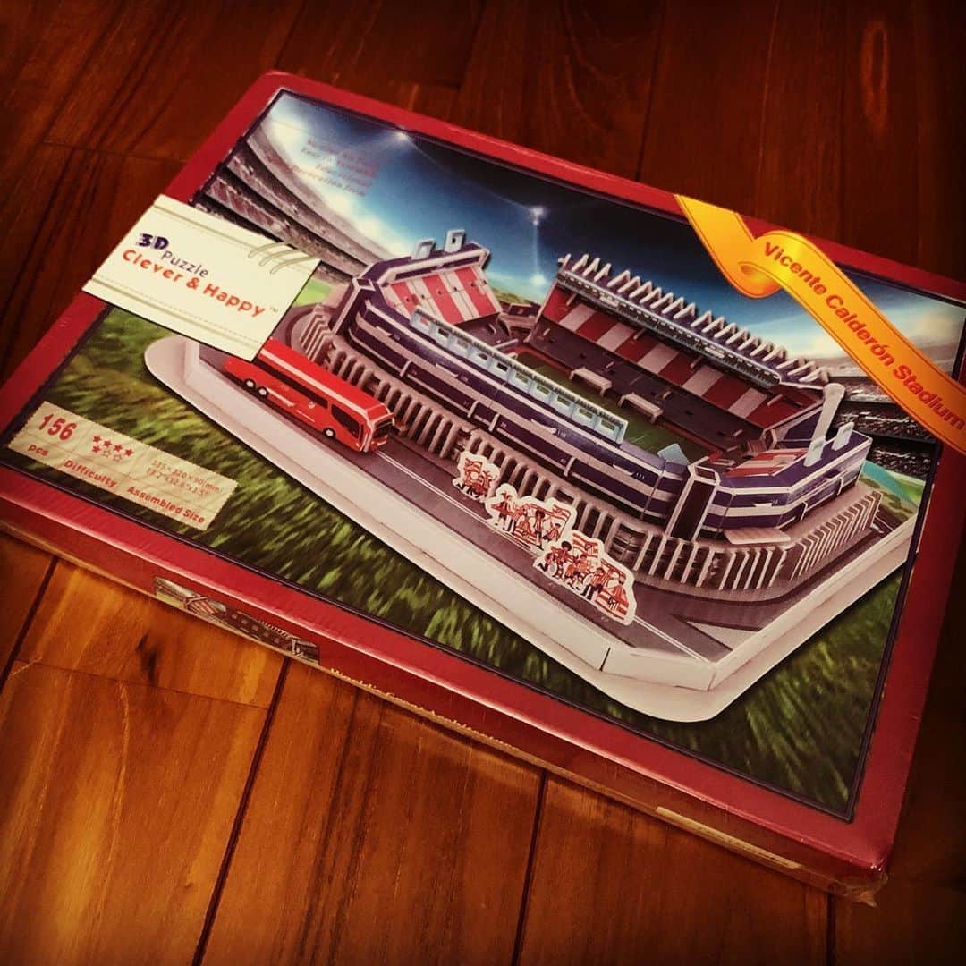 のインスタグラム：「我慢ならず自分で買ってもうた。 あえてビセンテカルデロン。  #ビセンテカルデロン  #アトレティコマドリード  #サッカースタジアム」