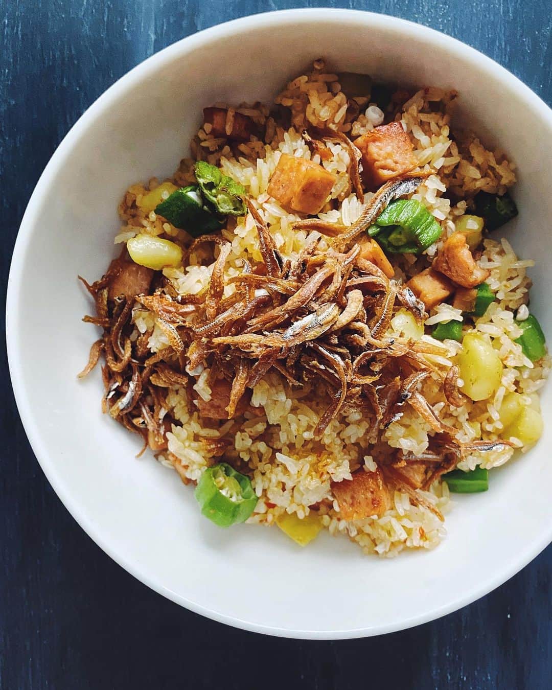 鄭碧瑩のインスタグラム：「The best way to use @maameemoomoo ‘s foot long homegrown okra - make @necessaryprovisions ‘s sambal fried rice.  Happy National Day Singapore! 🇸🇬 . . . . #homegrown #homecooking #friedrice #sghomecook #sambalfriedrice #sghomecooking #wokhei #chinesecooking」