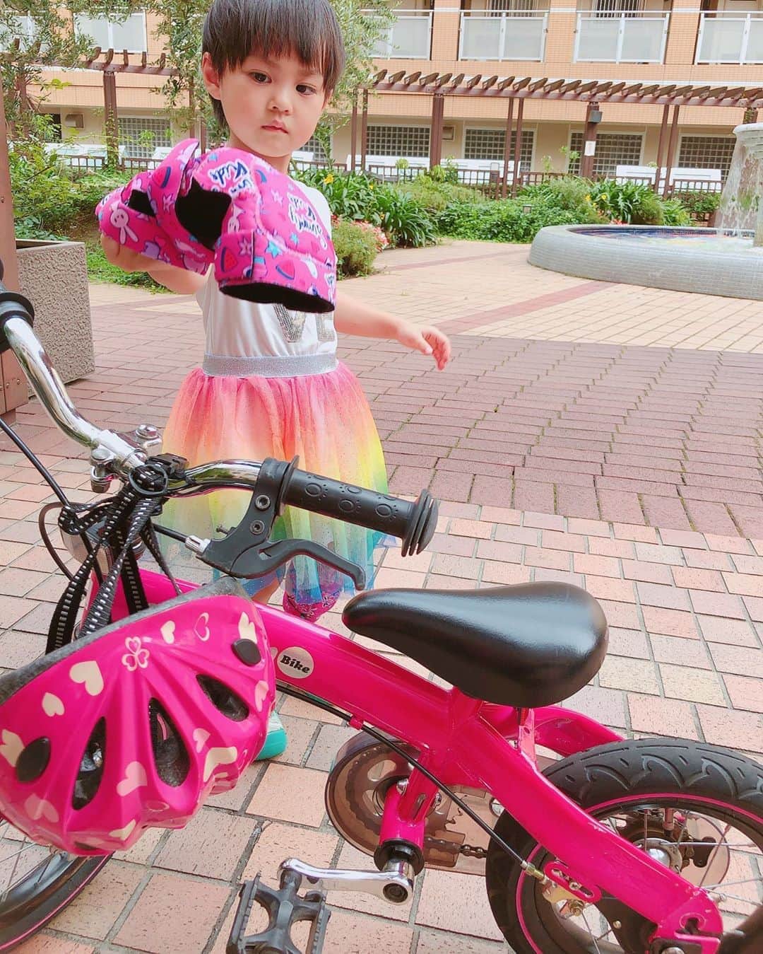 上野真衣のインスタグラム：「連日の暑さに負けずに、朝からあさなは ストライダーから自転車の練習🚴‍♀️！！ 補助輪無しだから、こちらが疲れるけど💦親子でがんばり中❣️  #連日猛暑 #自転車デビュー  #newbicycle  #がんばります」