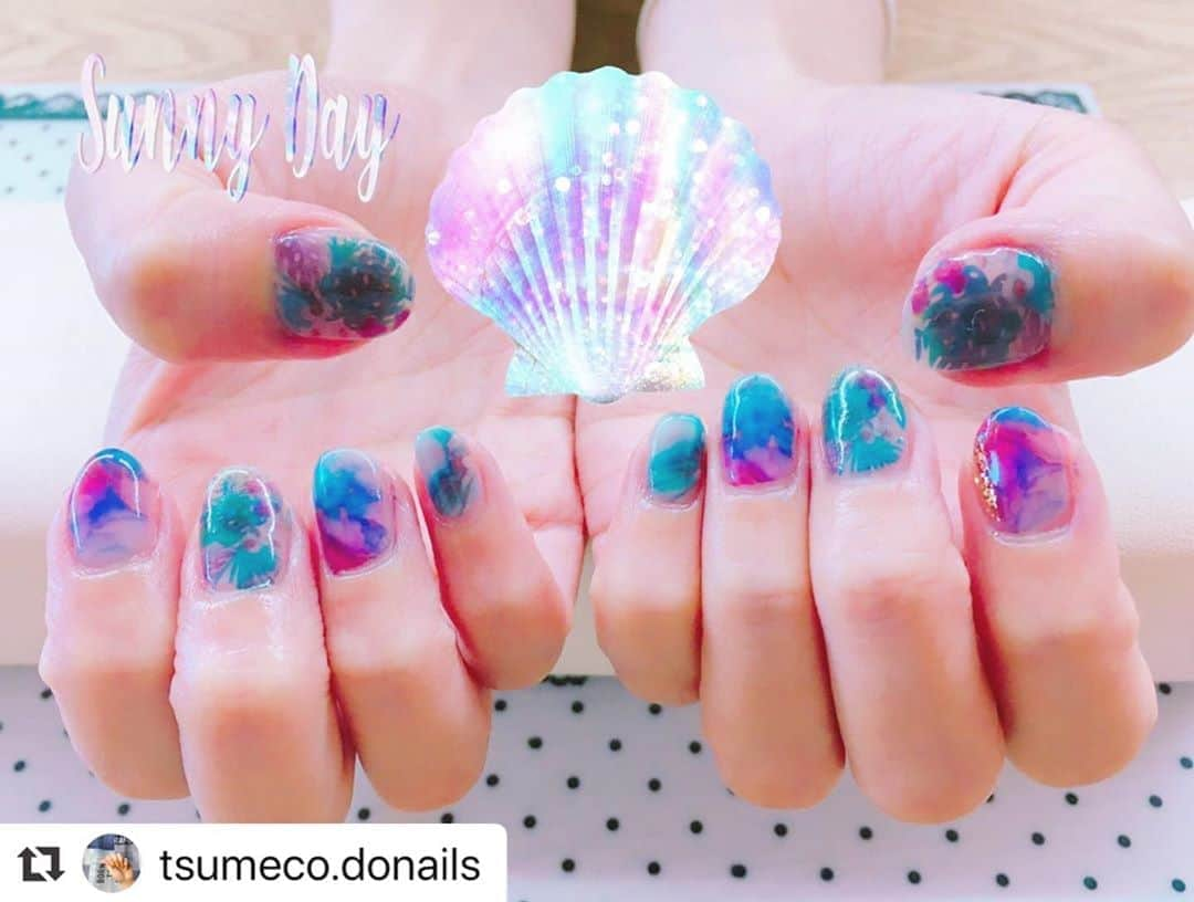 ネイルスタンド　ツメコさんのインスタグラム写真 - (ネイルスタンド　ツメコInstagram)「#Repost @tsumeco.donails with @make_repost ・・・ 8月🌻 暑い中、ご来店誠にありがとうございました❤️  気持ちだけでも海🏖に行きたい・・でもコロナで・・と言うお声にお応えし、 夏ネイル💅に🐚🏄‍♀️  明るい指先にテンションMAXでした。✨ (●´ω｀●)  よう、わろた（笑）😄 気持ちは海の中🏖😂  #ネイル  #tsumeco #ジェルネイル #ネイリスト #爪 #湖南市 #野洲駅 #爪ケアー #湖南 #夏ネイル #浴衣 #和柄 #時短 #プリンターネイル #ネイルプリンター #オフィスネイル #ネイルスタンド #フットネイル #おしゃれ #パーティ #美容室 #ピアノ演奏」8月9日 10時00分 - tsume.co