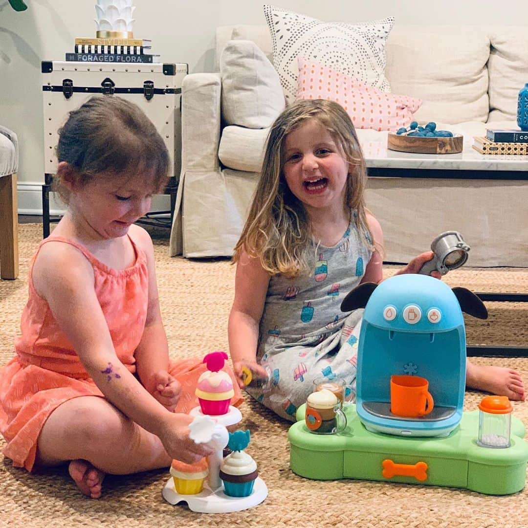 Skip Hopさんのインスタグラム写真 - (Skip HopInstagram)「It may be pretend play, but we promise it's real fun! 💕 Our new Toddler Toys are set to inspire hours of creativity! Thanks for sharing these smiles @jpodoshen! 😊  #playtime #bffs #preschooltoys #skiphop」8月9日 10時07分 - skiphop