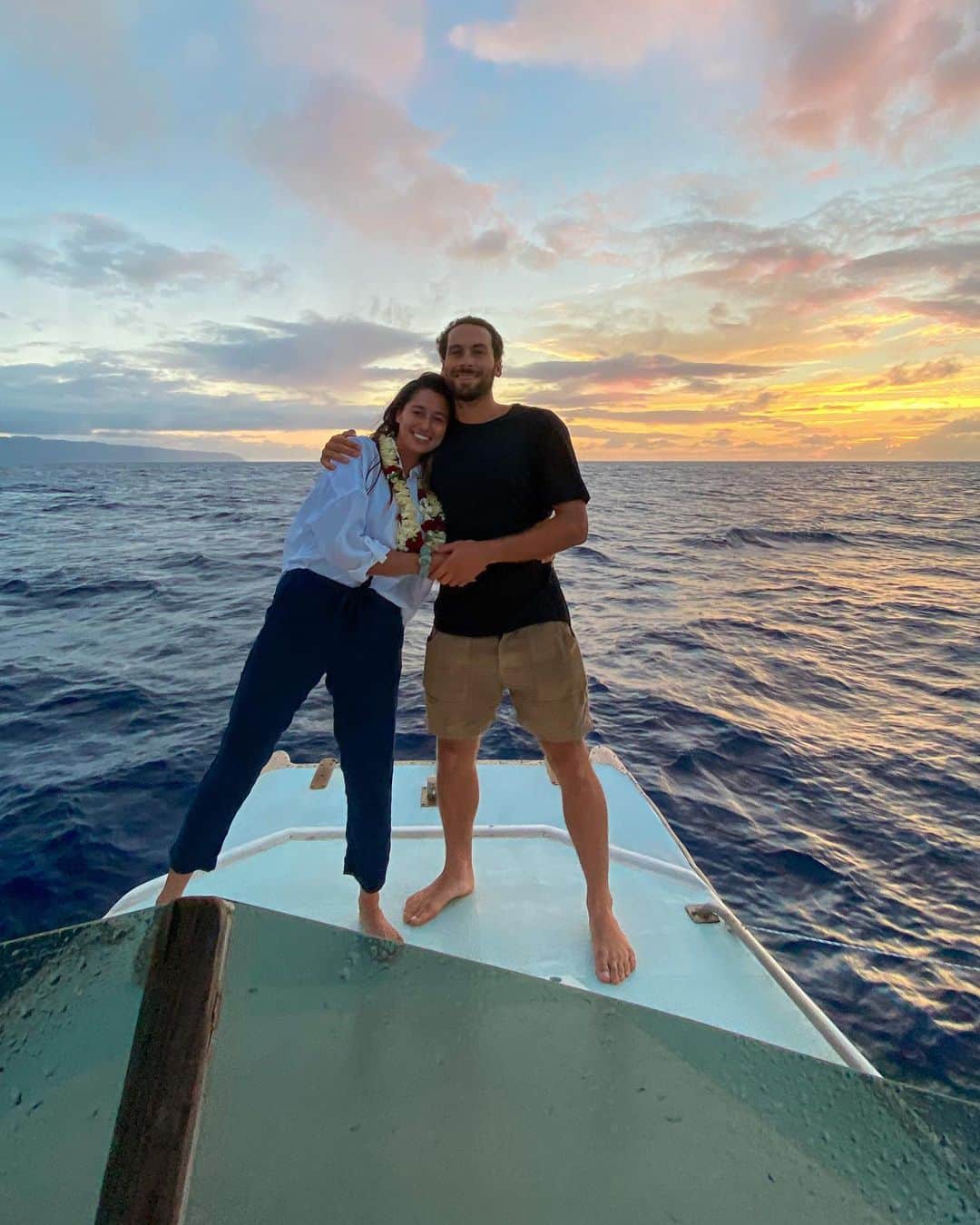マリア・マニュエルのインスタグラム：「no fish caught last night but reeled in this guy for a sunset pic 😇🤍   thanks @jaclynjune for your excellent simultaneous driving + photography skills.」