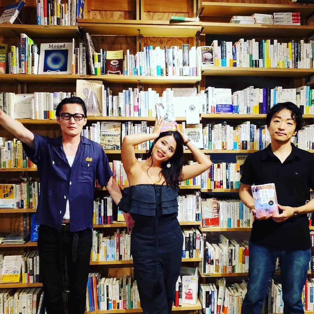 鈴木涼美のインスタグラム：「The book launch party in Shimokitazawa B&B.  #bandb #bookandbeer #bookparty」