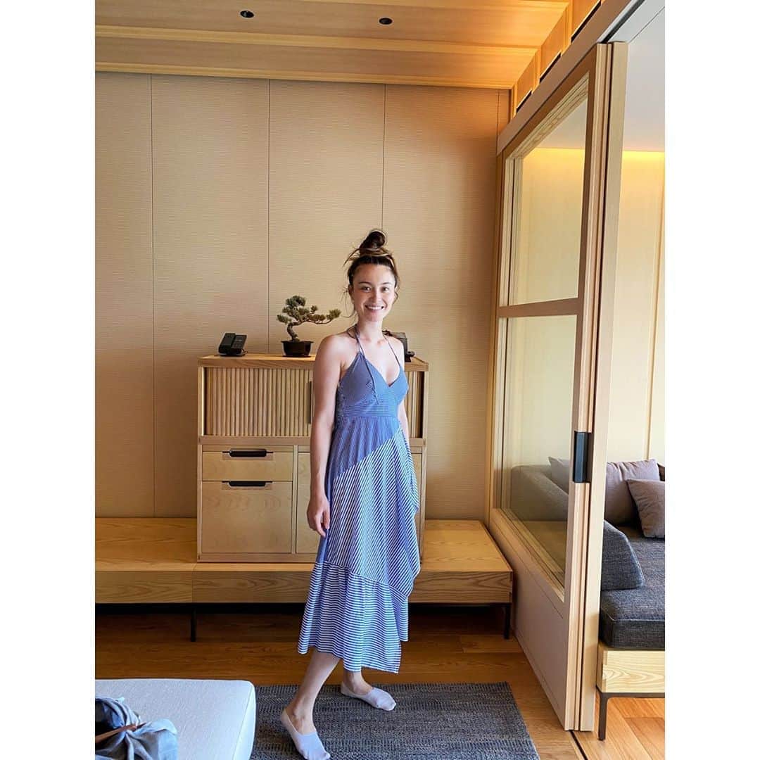 エミ・マイヤーのインスタグラム：「I wonder if other women have this experience but after birth I feel like a blank slate - like I forget who I was before. I try to embrace it and enjoy all I’ve accomplished and be in the moment now, maybe that is the reason for it. Have any others of you felt this? Sending you love! 日光で一休み！自然に満たされてリフレッシュ🙏#beherenow #motherhood #postpartum」