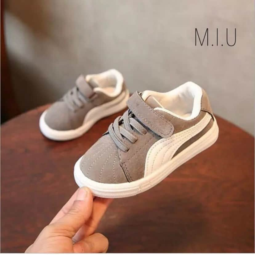 M.I.U?(エムアイユー)のインスタグラム：「. 【商品番号#MIU712】 ◆シンプルスニーカー3◆ . カラー グレー、ブラック、ピンク . サイズ 13.5、14、14.5、15、15.5、16、16.5、17、17.5、18.5 展開 . 【詳細・ご注文は画像をタップして進んでね👆❤️】 . . #MIUベビー #MIU女の子 #MIUキッズ #MIU男の子 ☝︎ハッシュタグより関連商品が見られます🔎 . 質問等は全てEメールにてお願いします📩DM、コメントは見逃してしまう場合があります🙇 . . #海外子供服#輸入子供服#韓国子供服#子供服#ベビー服#キッズ#ベビー#キッズファッション#kidsfashion #キッズコーデ #女の子#男の子#親バカ #ベビーモデル #赤ちゃん #女の子ママ #男の子ママ#ベビフル #新米ママ #0歳#1歳#2歳#3歳#4歳#5歳」