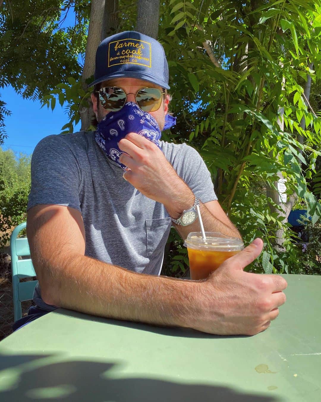 ザカリー・クイントのインスタグラム：「i got some presents today... 🤠」