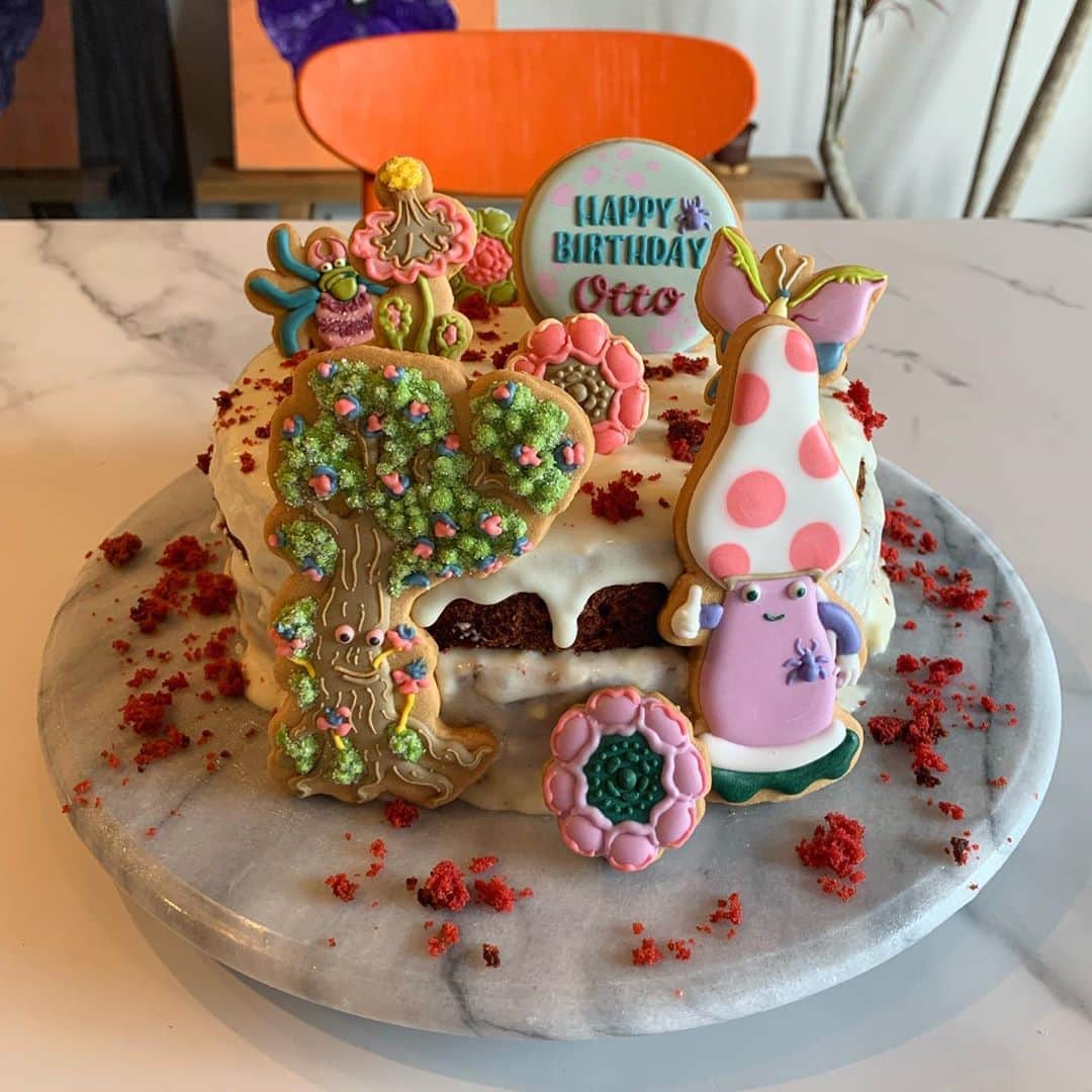 内田奈々さんのインスタグラム写真 - (内田奈々Instagram)「8.8 ﻿ 🍄Happy Birthday Otto🍄﻿ ﻿ 2人で過ごすのは最後の誕生日。﻿ ﻿ ずっとリクエストされてたレッドベルベットケーキを﻿ 張り切って焼きました❤️ ﻿ ﻿ が…😱﻿ ﻿ 1回目失敗して、放心状態… w﻿ このケーキ、砂糖の量もすごくて、作るのを躊躇うレベル。すこしでもヘルシーに…と、米粉に変えたり甜菜糖に変えたのが悪かった。グルテン必須。﻿ 慌てて夜中タクシーで材料買いに行って作り直した😭涙﻿ (去年もドジ炸裂してる🎈w)﻿ ﻿ デコレーションには @coccolina_cookies ﻿ にオーダーしておいたクッキーを。﻿ このモチーフは﻿ @undercover_lab  @willsweeneyuk  コラボのライトがモチーフ。﻿ (夜の授乳用に買ったライト🤱🍄)﻿ ﻿ このクッキーのお陰で可愛いケーキになり、何とか救われました😭🙏﻿ ﻿ 結局ドタバタ(←自分が😂)な、誕生日になってしまってごめんポールちゃん🥺﻿ 愛が空回りするタイプ笑﻿ #ビストロ通信 #レッドベルベットケーキ　 #88﻿ ﻿」8月9日 10時43分 - nana_uchida