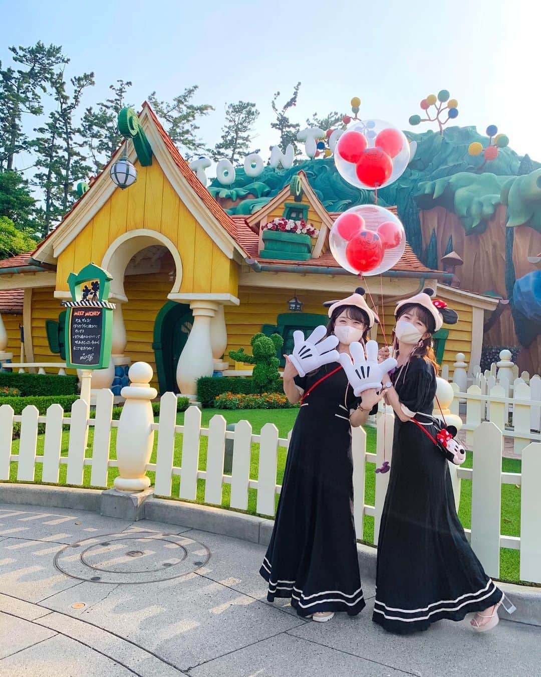 Kanaのインスタグラム：「ㅤ ㅤ マスクしててもわかる ご機嫌具合🐭🏠🎈🌈❤️ ㅤㅤ ㅤㅤ ㅤㅤ @lily_brown_official のワンピ めちゃかわだ〜〜🥺❣️  ㅤ ㅤ ㅤ ㅤ ㅤ ㅤ #かなずん ㅤ #kana_disney ㅤㅤ ㅤ #夢の国 #東京ディズニーランド #ディズニーランド #東京ディズニーリゾート #トゥーンタウン #ミッキーの家 #ミッキーバルーン #ディズニーコーデ #双子コーデ #ミッキー #ミニー #ファンキャップ #ミッキーバルーン #tokyodisneyland #tdl #tokyodisneyresort #tdr #mickeymouse #minniemouse #toontown #mickeyballoons」