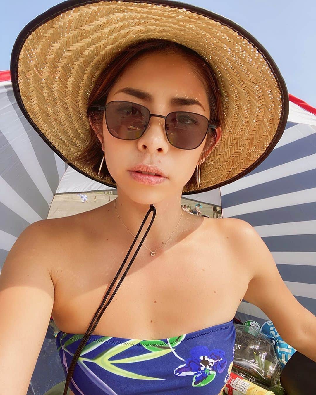 齋藤美波のインスタグラム：「🕶🕶🕶 #newsunglasses  ・ BLACK FLYのおnewサングラス🖤 この可愛すぎない、カッコ良すぎない絶妙な形🖤 でも女らしさ出せる透け感、華奢感。 たまりませぬ🥺 もう可愛い可愛い可愛い🥺💕 いつもBLACK FLYのサングラスに 惚れ惚れする♥️ 夏までに届いてよかった🌻 今年もお世話になります(*´∇｀*) ・ @blackflys_japan  @blackflys_japan  @blackflys_japan  ・ #麦わらの帽子はホームセンターで800円 #空かした顔してるけど顔砂だらけ ・ ・ #blackfly#blackflys_japan sunglasses#newwork#summer#fashion#style#lady#bikini#beach#sunday」