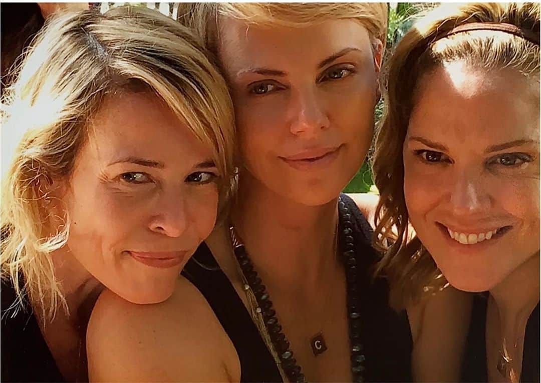 メアリー・マコーマックのインスタグラム：「Happy belated birthday to the knucklehead in the middle.  I sure do love you. X @charlizeafrica @chelseahandler」