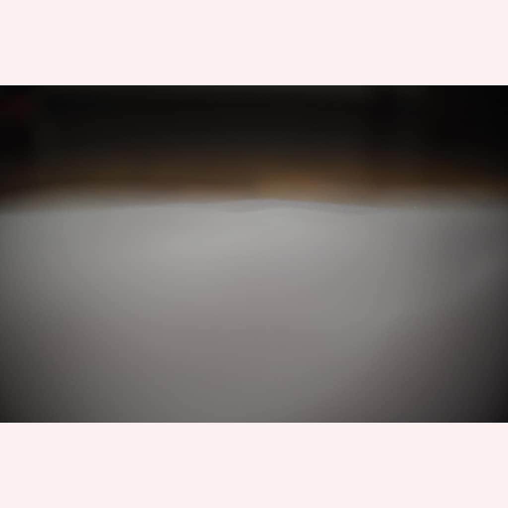 のインスタグラム：「カメラの電源を入れたら  すごい美しかった カーペットの地平線。(笑)  macro switar 26mm f1.1 olympus omd5ⅱ  #tokyo#japan#olympus#olympuspen#olympuspenepl8#switar#macroswitar#macroswitar26mm#oldlens#cinelens#オールドレンズ#シネレンズ#oldlens_tokyo#花澄#tokyocameraclub#kazumiphotography」
