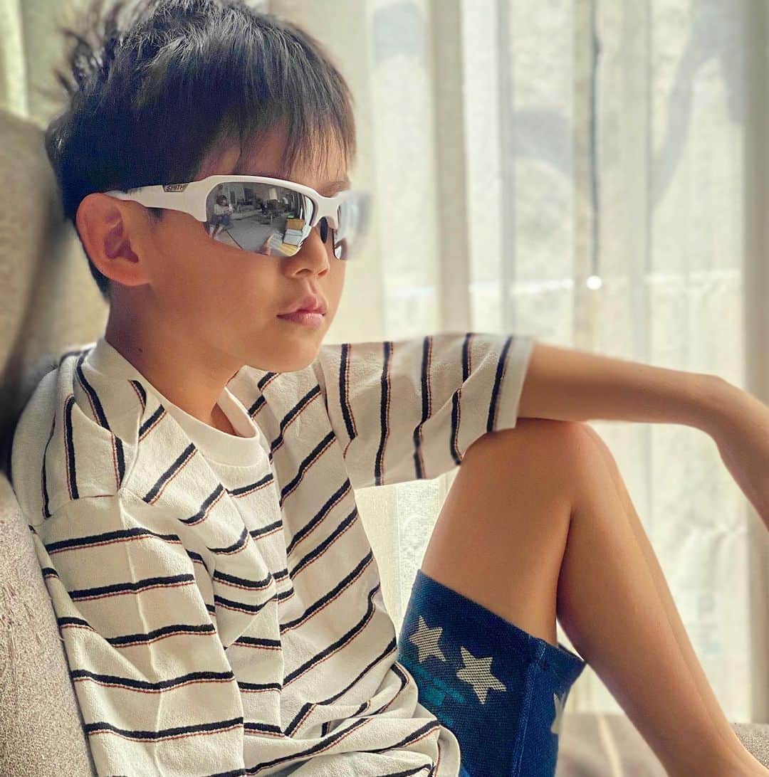 ブラザー4チャンネルのインスタグラム：「ここに健くんの小人が居る‼️﻿ ﻿ あっくんは本当にパパ似👨✨﻿ ﻿ 子どもたちには将来パパみたいな人になってほしいな〜😍﻿ ﻿ #brother4﻿ #あっくん﻿ #パパ似﻿ #母の願い﻿」