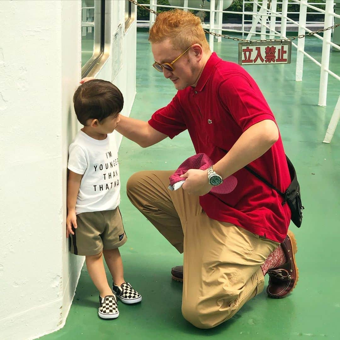 中村獅童さんのインスタグラム写真 - (中村獅童Instagram)「「船の上で走っちゃダメだよ」 　　「わかった〜」からの 　　　　　チュー #陽喜 #獅童」8月9日 11時06分 - shido_nakamura