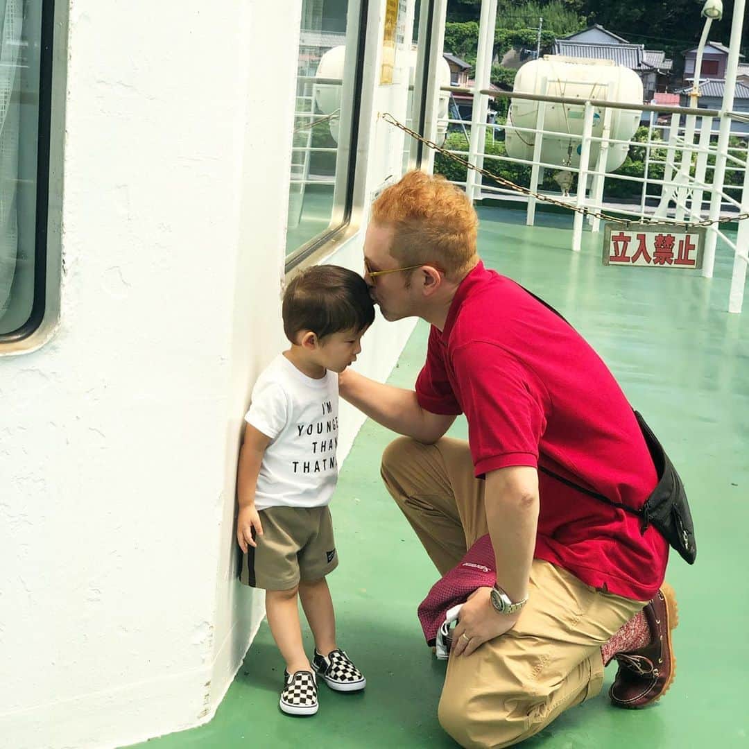 中村獅童さんのインスタグラム写真 - (中村獅童Instagram)「「船の上で走っちゃダメだよ」 　　「わかった〜」からの 　　　　　チュー #陽喜 #獅童」8月9日 11時06分 - shido_nakamura