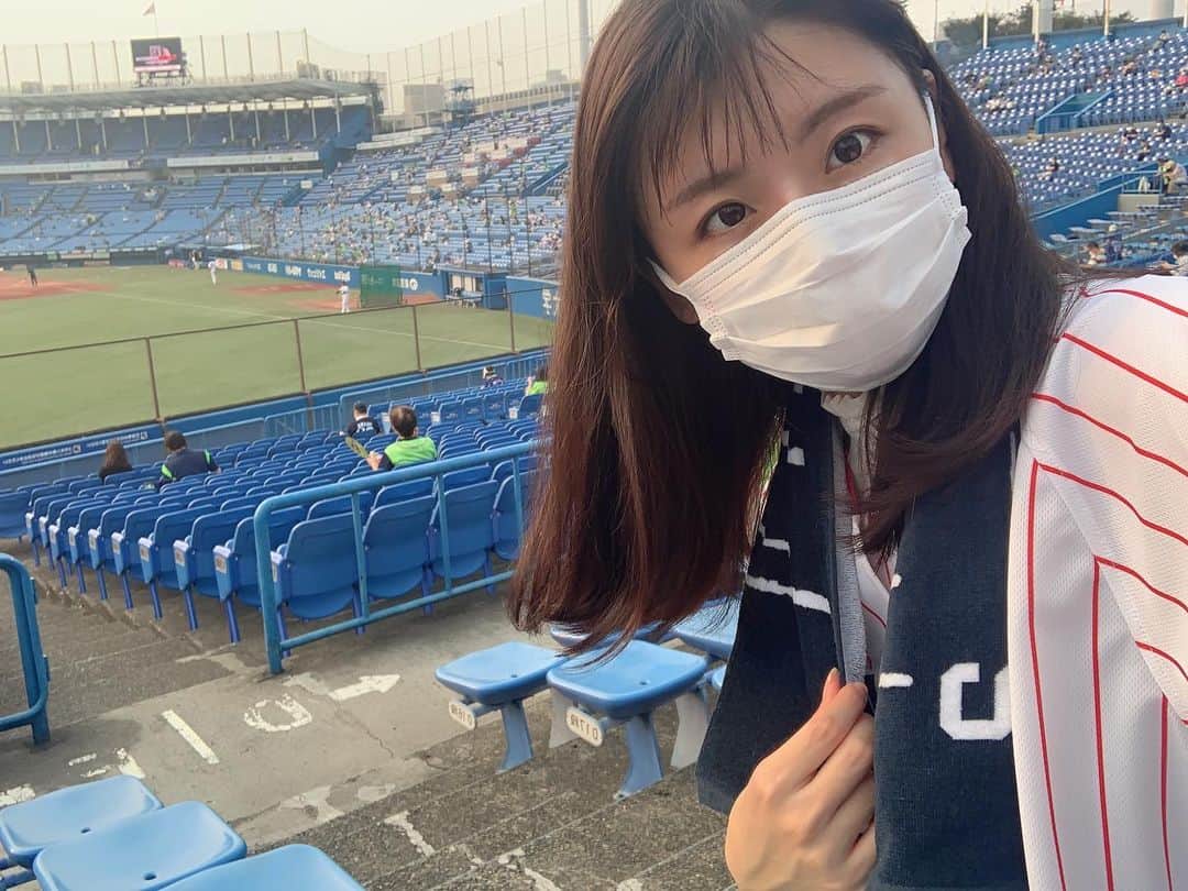 竹本茉莉のインスタグラム：「. 自粛期間中に教えてもらって わかるようになった野球⚾️ 先日、球場デビューしました！ 新しい楽しいことを知るのは 本当にわくわくします🤤✨ . . . . . . #野球 #baseball #東京ヤクルトスワローズ」