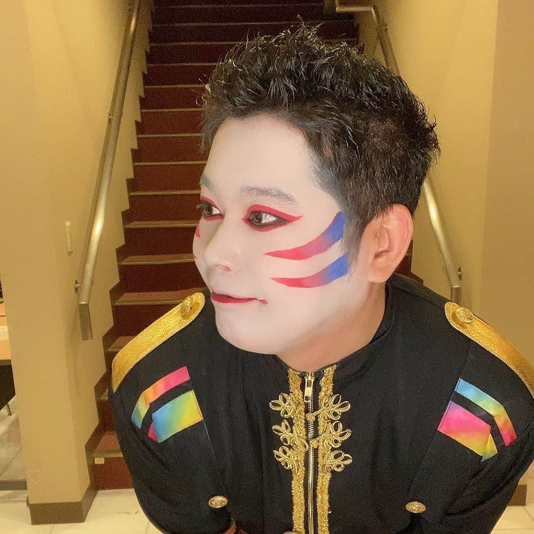 たっしーのインスタグラム：「あついよぉ😅グラデーションよきだね‼️ ＊ #モノクローン #虹色担当 #たっしー #アイドル」