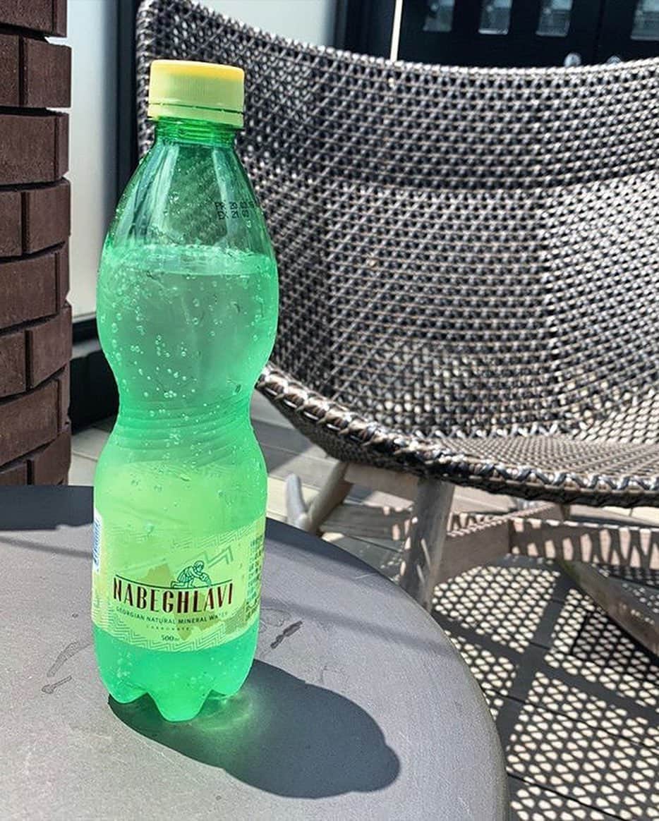 ヴァッツ美良さんのインスタグラム写真 - (ヴァッツ美良Instagram)「毎日のトレーニングやヨガの時に飲んでいるNABEGHLAVI。( @nabeghlavi.japan ) 健康大国ジョージア発の炭酸水なんだって！🤤 * 炭酸水は整腸作用を促進してくれるから老廃物の排出に良くてお腹も膨れて一石二鳥なの。さらにこのNABEGHLAVIは美炭酸って言われていて、ミネラルが豊富に入ってるの！✨軟水みたいでとっても飲みやすい🙆‍♀️💕 * この高級感あるパッケージもいいよね💝 NABEGHLAVI飲んでると、何そのお洒落な飲み物‼︎ってよく言われる😳笑 * * 炭酸水は本当に体に良いことばかりで 私も最近は１日一本飲むようにしてる。 毎日口にするものだからこそ拘りたい❤️ * * #nabeghlavi#ナベグラヴィ#ナベグラヴィジャパン#天然炭酸水#美炭酸#炭酸水#workout#筋トレ#トレーニング女子#トレ女#腹筋#腹筋女子#美尻#ヨガ#ヨガインストラクター#PR」8月9日 11時27分 - miravats_06