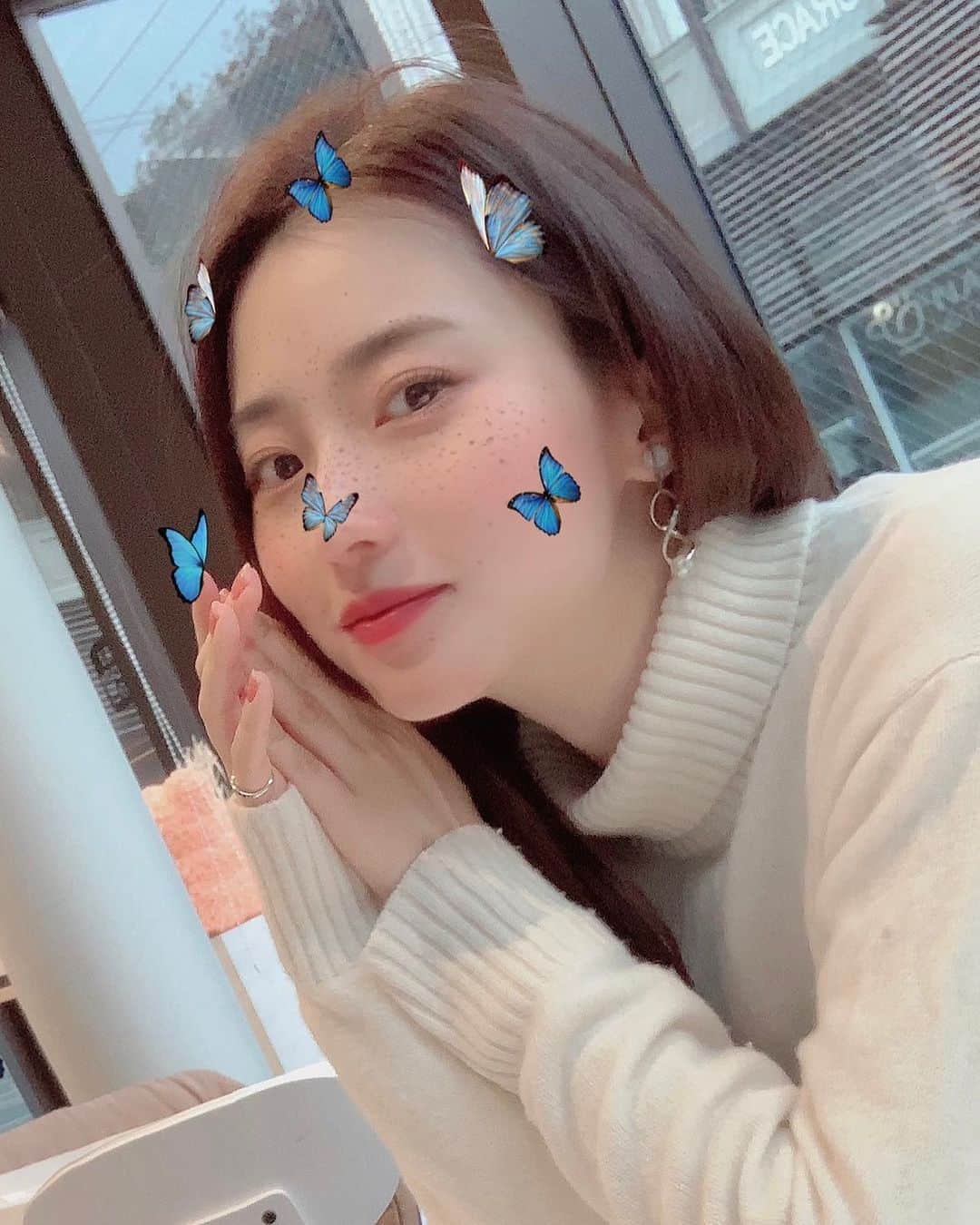 段文凝のインスタグラム：「蝶々🦋のフィルターが人気と聞いて 使ってみたかっただけです…🤗w . .  #TV#TV収録#TV出演#生放送 #メイク#インフルエンサー#撮影#チャイボーグ#オルチャンメイク#オルチャンヘア#韓国#中国#ファッションモデル#モデル#ヘアメイク#中国メイク#クリエイター#雑誌#雑誌撮影#雑誌掲載#取材#ポニーテール#タピオカ#広告モデル#タレント#イベント#アパレル#アパレル撮影#アパレルモデル」