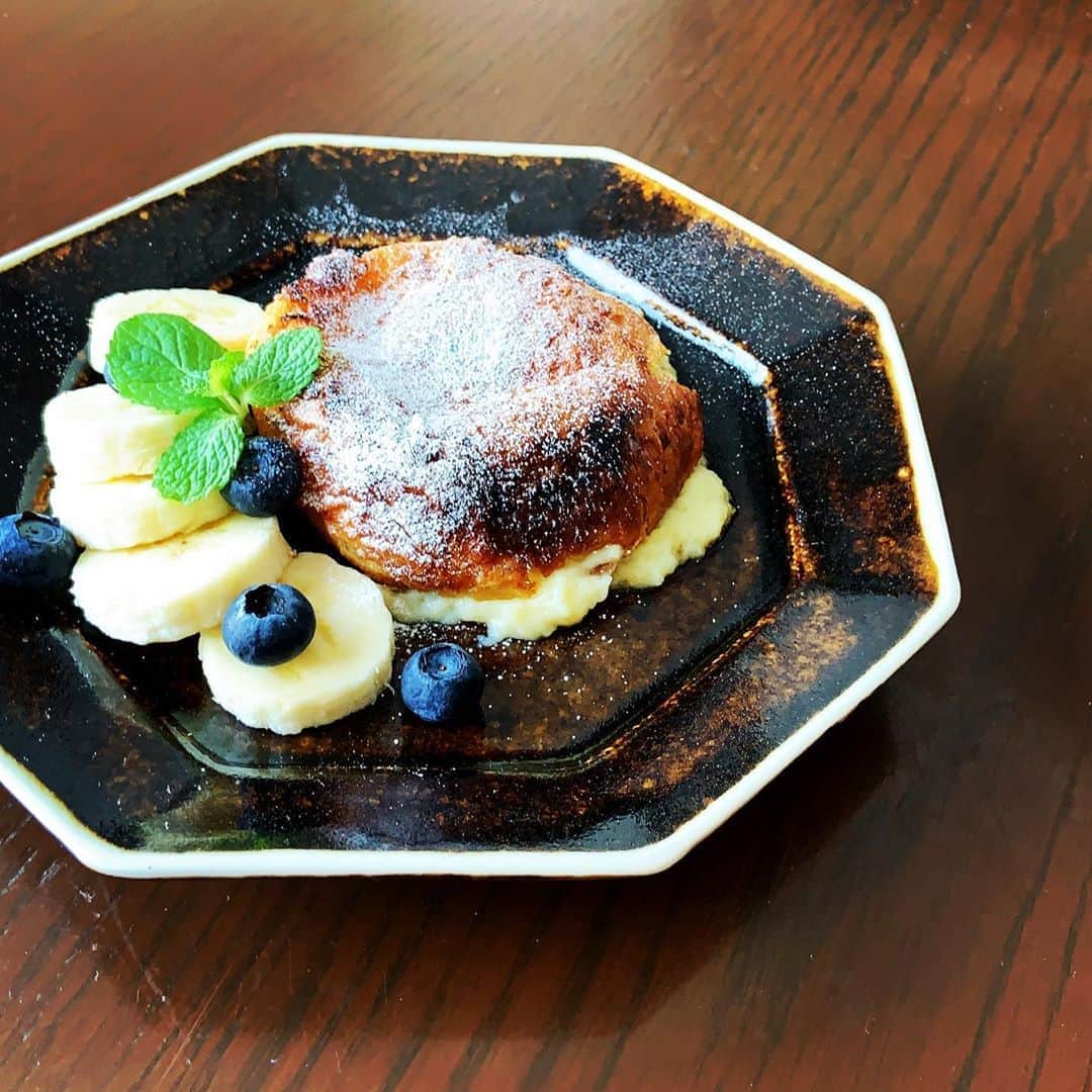 のインスタグラム：「朝ごはんに八天堂のフレンチトースト。お取り寄せして冷凍しておいたもの。電子レンジがないのでオーブンで焼いて。表面カリッと中からクリームがとろけだす。小ぶりで甘さ控えめなのが嬉しい。  #八天堂フレンチトースト  #八天堂 #お取り寄せスイーツ  #大沼道行  #沼さん皿」