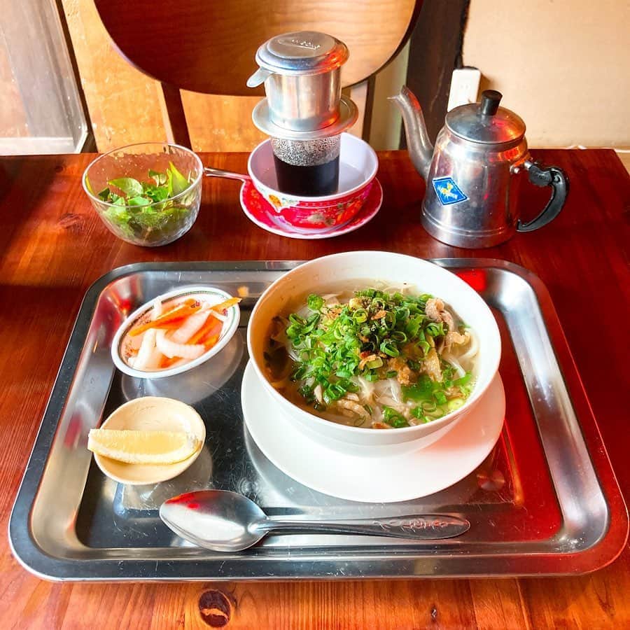 内田絢子さんのインスタグラム写真 - (内田絢子Instagram)「モーニング・コレクション！玉出にあるベトナム料理店『ホイアン』の鶏肉のフォーモーニング！  大阪にいながら、ベトナム旅行気分が味わえます。ホイアンというのはベトナムの中部にある都市で、至るところにカラフルなランタンがあるそう。お店に入ると壁一面のランタンが出迎えてくれます。  鶏肉のフォーモーニングは、鶏肉と野菜をじっくり8時間煮込んだほんのり甘い優しいスープに、トゥルンとした米粉の平麺、その上に、鶏肉、ねぎ、たまねぎ、フライドオンオン。パクチーなど香草ハーブがお好きな方は無料トッピングもあります！  ドリンクはベトナムコーヒーをセレクト。濃厚なコーヒーに、コンデンスミルクをたっぷり入れて、まるでデザートのような味わいでした♡  #ベトナム料理店ホイアン #ホイアン  #鶏肉のフォー #大阪モーニング #fm802 #brightmorning #モーニングコレクション #モニコレ  #金曜朝7時半からコーナーお届けしてます」8月9日 11時33分 - uccijun
