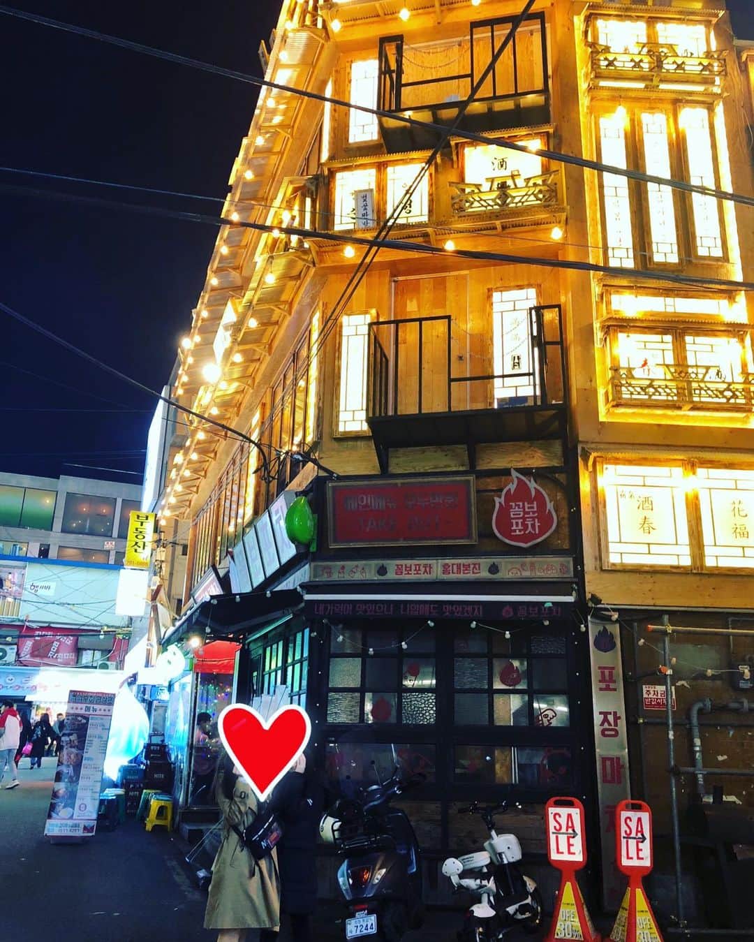 カータンのインスタグラム：「去年の春、娘たちと韓国に行った時の写真をみていたら、こ、これは！長家？　カメラマンに徹した自分が恨めしい。私も撮ればよかった😭  #梨泰院クラス  #長家 #梨泰院じゃない #弘大 #千と千尋　と娘は言った」