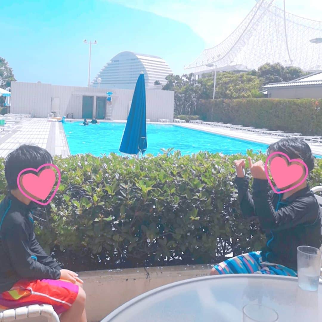 中島彩のインスタグラム：「夏休みの思い出💕 子供たちのプールリクエストで、@hotelokurakobe ステイしてのんびりプール三昧❤️ ゆっくりたっぷり泳げて大喜びしてくれてよかった...😍 今年は短い夏休み🌊近場で楽しめることを満喫します💕  #夏休み　#夏休みの思い出　#プール #ホテルオークラ #ホテルステイ　#男の子ママ　#兄弟　#ビール好き #ホテルプール」