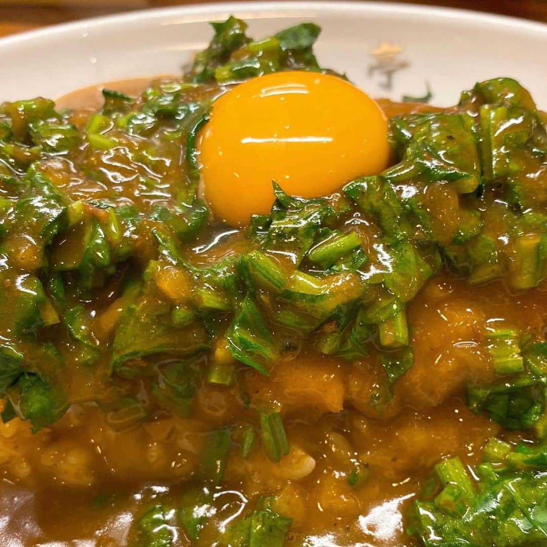 山岸久朗さんのインスタグラム写真 - (山岸久朗Instagram)「ふと思い立って、行きたかったカレー屋さんへ。しかし思てた以上に超人気店やったらしく、予期せず50分並ぶ😨炎天下、日陰なし、日焼け止めなし。地獄。 ここまでしたんやからタダでは帰れん。カレーライスに、トンカツと、ほうれん草と、生卵までトッピングしてやりました。うま。そら流行るわ。 #白銀亭  #カレー専門店白銀亭  #辛口カレー #欧風カレー #本町 #大阪カレー #大阪カレー部  #カレー #カレーライス #カレー好きな人と繋がりたい #カレー女 #カレー部 #カレー好き #カレー巡り #カレー大好き #カレー🍛 #カレー好きと繋がりたい #カレー作り #カレーは飲み物 #カレーライス🍛 #カレーと生きる #カレースタグラム  #山岸久朗 #山岸弁護士 #山岸弁護士が飯テロ中」8月9日 11時53分 - yamaben