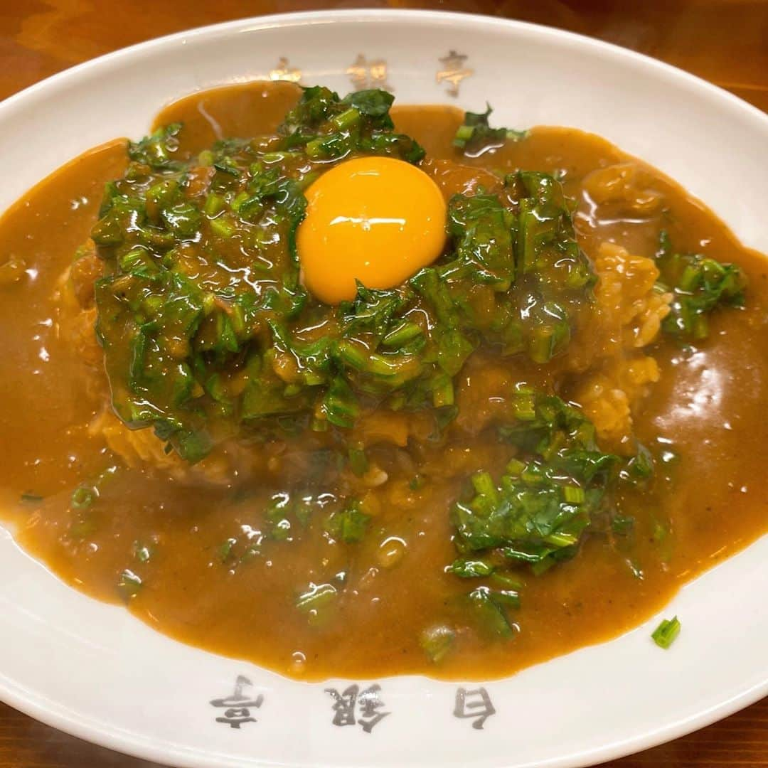 山岸久朗さんのインスタグラム写真 - (山岸久朗Instagram)「ふと思い立って、行きたかったカレー屋さんへ。しかし思てた以上に超人気店やったらしく、予期せず50分並ぶ😨炎天下、日陰なし、日焼け止めなし。地獄。 ここまでしたんやからタダでは帰れん。カレーライスに、トンカツと、ほうれん草と、生卵までトッピングしてやりました。うま。そら流行るわ。 #白銀亭  #カレー専門店白銀亭  #辛口カレー #欧風カレー #本町 #大阪カレー #大阪カレー部  #カレー #カレーライス #カレー好きな人と繋がりたい #カレー女 #カレー部 #カレー好き #カレー巡り #カレー大好き #カレー🍛 #カレー好きと繋がりたい #カレー作り #カレーは飲み物 #カレーライス🍛 #カレーと生きる #カレースタグラム  #山岸久朗 #山岸弁護士 #山岸弁護士が飯テロ中」8月9日 11時53分 - yamaben