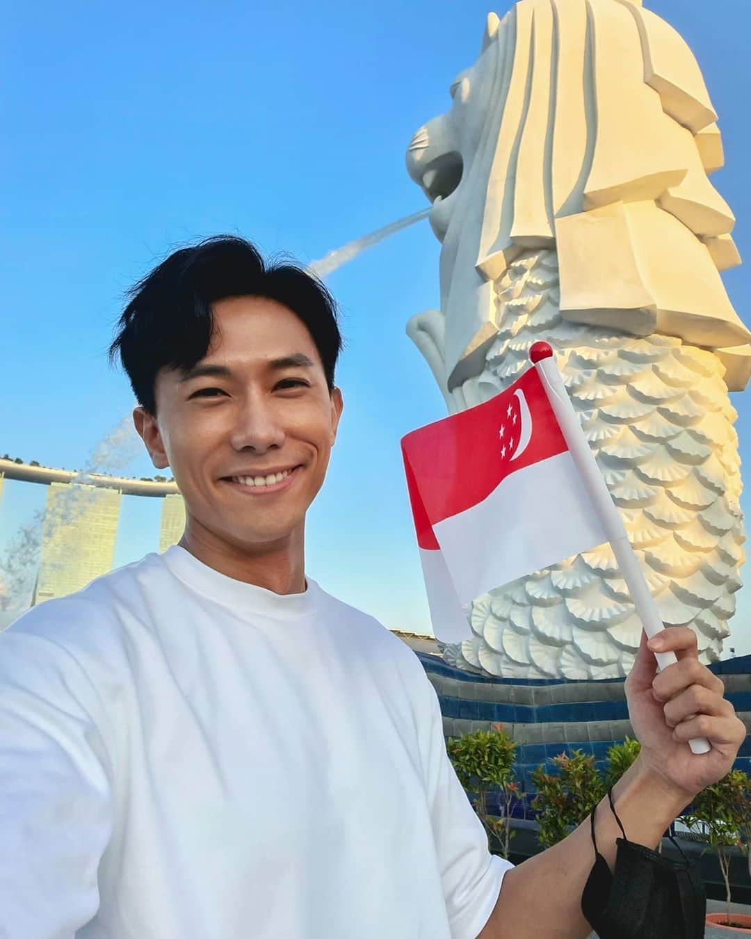 のインスタグラム：「I love you, Singapore! 🇸🇬 Happy 55th Birthday, my dear home!  Thank you for being a great home, a home where I know I must be. ❤🤍  #NDP2020 #TogetherStrongerSG #OurHeartforSG」