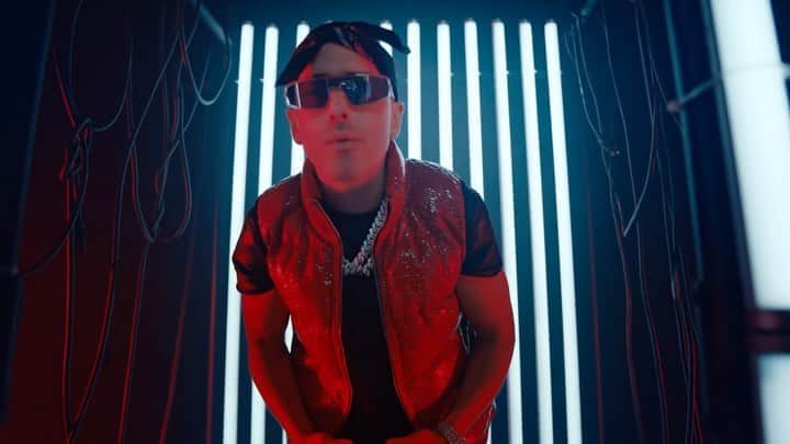 ヤンデルのインスタグラム：「#NoTeVayas lo consigues en tu plataforma de música preferida! Dale para el @youtube para que veas el video @jbalvin #QuienContraMiParte2 #QCM2」