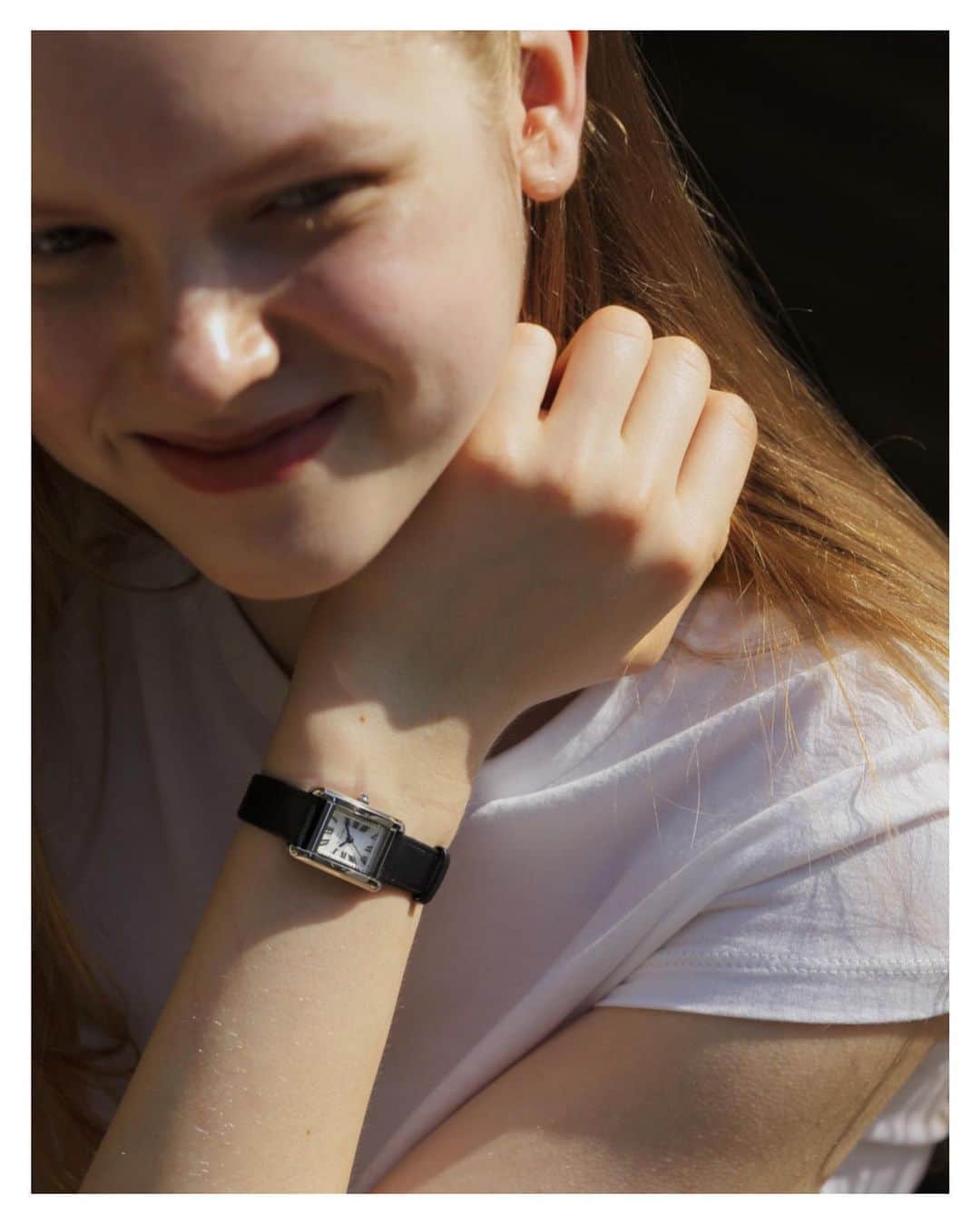 CLUÉLmagazineさんのインスタグラム写真 - (CLUÉLmagazineInstagram)「お休みの日でも、グッドガールの手元には腕時計を🕒 洋服を選ぶように、その日のファッションに合わせて腕時計もコーディネートするのが理想的👏👏 ラフな白Tスタイルの日は、華奢で女性らしいレザーベルトの時計がgoodです♡  ・・・・・・・・・・・・・・・・・・・・・・・・・・ #cluel #クルーエル #cluelmagazine #クルーエル女子 #fashion #ファッション好き #おしゃれ #グッドガール  #グッドガールの必需品 #腕時計 #革ベルト #白Tシャツ #夏コーデ  こちらのアカウントもフォローしてね！ @cluel_homme @navys_magazine」8月9日 12時03分 - cluelmagazine