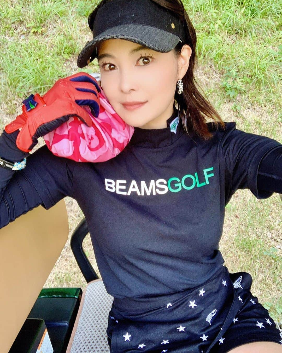 吉田玲奈さんのインスタグラム写真 - (吉田玲奈Instagram)「先日のGOLF⛳️氷嚢がないと溶けるで…🥵☀️💦 44/49 😂 #golf #golfstagram  #ゴルフ #beamsgolf #golflife  #golfgirl  #golfwear  #happy #ゴルフ女子  #ゴルフ大人女子 #モックネック #ブラックコーデ #星柄キュロット #星柄 #ゴルフウェア #ゴルフコーデ #ゴルフウェアコーデ  #女子ゴルフ #ビームスゴルフ  #2019summer #灼熱ゴルフ #日焼けは禁物 #首も焼けない  #日焼け対策  #2020夏ゴルフ #reinagolf」8月9日 12時06分 - reina.yoshida.ciel.1218