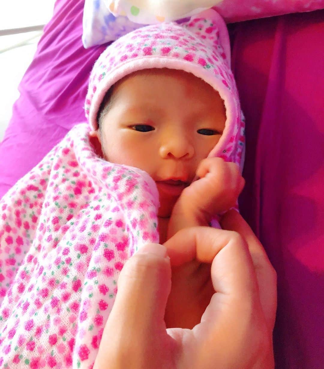 のインスタグラム：「風呂あがりアリエル🛁👶🏽💞 お風呂大好き💓ご機嫌娘🛀 #ミニアリエル #ベビー #生後0ヶ月 #赤ちゃん #お風呂あがり #ほくほく #アリエル #あがえる」