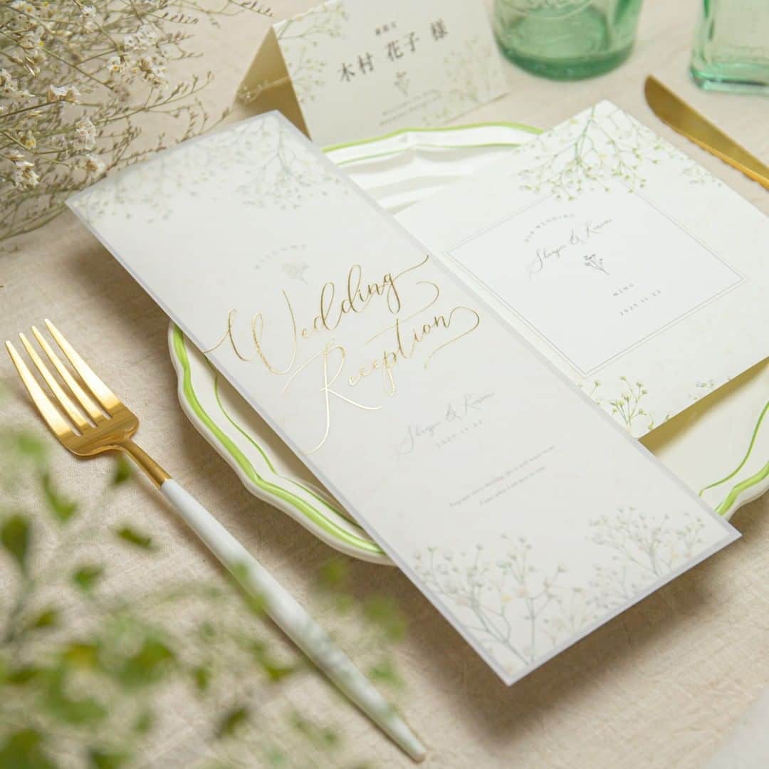 プレ花嫁♡結婚式招待状・席次表専門サイト『ファヴォリ』公式さんのインスタグラム写真 - (プレ花嫁♡結婚式招待状・席次表専門サイト『ファヴォリ』公式Instagram)「📣昨日よりスタートの大型キャンペーン🌟 最幸の結婚式をつくろう #withファヴォリ  ＼プレゼント企画／ 無期限で使える無料チケットや コロナウイルス対策グッズが当たる❣️ 本日8月8日（土）から16日（日）の9日間🎖 ＊ 昨日もスタートからたくさんのエントリーとともに ありがたいコメントをいただき… スタッフ一同大感激です🥰😻✨ すべての方にプレゼントしたくなっております😂🙈 ＊ お二人の結婚式が “最幸”の結婚式になりますように💍 Favoriからの大型プレゼント企画のご案内です📣 ・ 🎁プレゼント企画概要🎁 👑当選人数：合計17名様 👑期間：2020年8月8日（土）から8月16日（日） 👑プレゼント内容は下記7種類から選べます🎀 ・ A☆☆【招待状】（印刷込み） 無料プレゼント（8名様） ⭐当選発表 ⇛ 20日（木）⭐ ・ B☆☆【席次表・席札・メニュー表】 無料プレゼント（3名様） ⭐当選発表 ⇛ 25日（火）⭐ ・ C☆☆【ウェルカムボード】 無料プレゼント（1名様） ⭐当選発表 ⇛ 25日（火）⭐ ・ D☆☆【プチギフト】 無料プレゼント（1名様） ⭐当選発表 ⇛ 25日（火）⭐ ・ E☆☆【引き出物宅配】 サンプル1セットを無料プレゼント（1名様） ⭐当選発表 ⇛ 25日（火）⭐ ・ F☆☆【結婚報告はがき（2021年賀）】 無料プレゼント（1名様） ⭐当選発表 ⇛ 25日（火）⭐ ・ G☆☆ 【芳名帳2冊📋📋＆抗菌ブロンズペン2本🖌🖌】を おふたりのネーム入りにしてプレゼント🎖（1名様） 当日の受付で大活躍間違いなしのNEWアイテム💃🕺 ⭐当選発表 ⇛ 25日（火）⭐ ・ H☆☆【BOX付きゲストカード（ふたりのネーム入り）】 を無料プレゼント🌐（1名様） 他では手に入らないファヴォリオリジナル・ 名刺サイズのゲストカードです カードは10種のデザインからお選びいただけます🍏 ※デザインは変更になる場合がございます。 受付時の混雑や密解消にオススメ ⭐当選発表 ⇛ 25日（火）⭐ ・ --------------------------------------------- キャンペーン詳細はこちら 🎁応募方法🎁 1️⃣このアカウントをフォローしてください 2️⃣当キャンペーンの投稿にいいね＆保存をしてください ※保存ボタンの場所は♡（いいね）の列の右端にある旗のマークです。 3️⃣この投稿にコメントで欲しいアイテム名と応募コメントをご記載ください 例:【招待状】新作マクレーンに一目惚れしました！ 　ご縁がありますように☆ など ・ 🎁当選発表🎁 それぞれの当選発表日にファヴォリクラウドHP内で発表を行います📯 当選発表特設ページはプロフィール内のリンク先となります🌈 ⚠️ご注意事項⚠️ 期間外のお問い合わせや、ご応募を避けるため 終了直後にプロフィール内のリンクを解除いたします。 予め当選発表特設ページのブックマークをお願いします🔖 💚発表が行われたことをLINEでもお知らせ💚 当選発表と同時にLINEメッセージで「発表されました」をお送りします。 ✅ハイライト「LINE登録」から登録してお得な情報を漏れなくキャッチ👏 ・ 🎁OK事項🎁 毎日のご応募大歓迎です😘もちろん当選確率も🆙 希望商品を複数で応募しても👌 例:A・B希望です。『フローラル』で招待状から 席次表までコーディネートしようと思ってます☆など❗️ ・ 是非この機会にファヴォリのアイテム達を チェックしてみてください😻☑️ ご準備にあわせて お好きなアイテムを選んで応募しちゃいましょう たくさんのご応募お待ちしております☝️📣🎶 ・ 現在（2020年8月）ファヴォリクラウドでは、 「最幸の結婚式をつくろう #withファヴォリ 」と題して、 プレゼント企画以外にも、 招待状全商品190円（印刷込み）でのご提供や、 挙式当日のゲスト様への心遣いとしてご利用いただける 抗菌マスクケースのプレゼントなど、 様々な取り組みで新郎新婦様へのサポートができるよう努めております。 そして、お二人の結婚式が“最幸”の結婚式になりますことを スタッフ一同心より願っております😌✨🎉 ＊ #favori_wedding #ファヴォリクラウド #結婚式招待状 #weddinginvitations #ワックスシール #海外風招待状 #結婚式コロナ対策 #ブライダルペーパーアイテム #花嫁サポート #ブライダルキャンペーン #結婚式キャンペーン #ウェディング準備 #結婚式diy #2020秋婚 #2020冬婚 #2021春婚 #2021夏婚 #2021秋婚 #2021冬婚 #結婚式延期#結婚式決行 #プレ花嫁#アニ嫁 #大阪花嫁 #関西花嫁」8月9日 12時09分 - favori_wedding