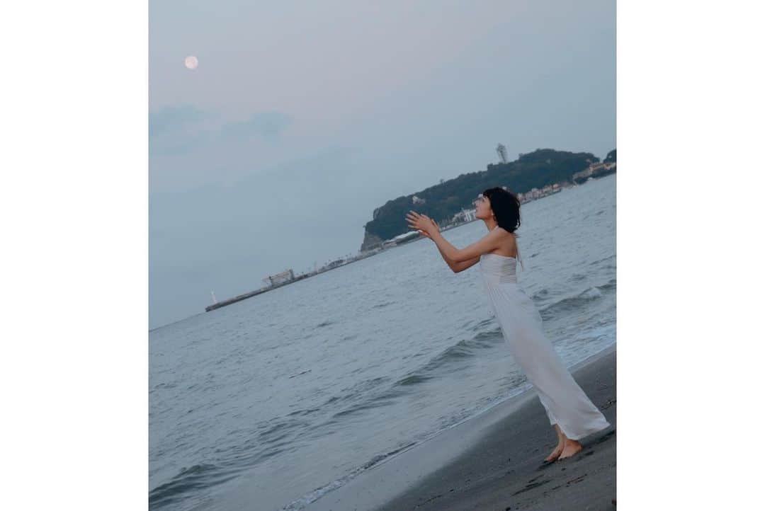 都乃さんのインスタグラム写真 - (都乃Instagram)「日の出前から、七里ヶ浜の海岸で撮影してきたpicが来たよ🏖🐠☀️  インスタ用にちょっとフィルタかけてあーーーぷ📸✨   数回に分けて投稿してく😝🙌  撮ってくれたのは、先日の派手シャツ撮影もしてくれたみしぇり(@mishery_k_m )ちゃん😍💞  前の派手シャツの時とは、また違った写真が沢山とれて楽しかった。。！  実はモデルの仕事してると、カメラマンさんに「君はこちら側向いてた方がいいね」「姿勢悪いね」「笑うと目なくなるね」とか  言われて、どうしてもカメラの前ではキメてしまいがちなんだけど、  本当にそのまんまーの感じで 色んな方向むくしキメないし姿勢もそのままで  自然体で撮られてて、これ大丈夫なのかな、、？と心配してたのだけど  みしぇりちゃんの腕により、沢山いい写真が撮れててさすがと思った！！！👀✨  #portlait  #seaside  #2020summer #japanesegirl #Shooting」8月9日 12時10分 - tonomotono