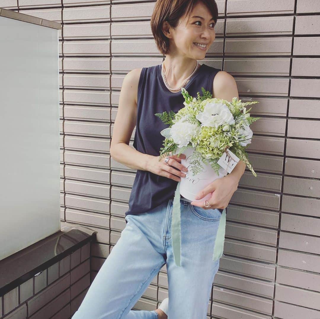 畑野ひろ子のインスタグラム：「暑い時期は、アーティフィシャルアレンジBOXが人気。 今日も、オーダー頂きました　@cachette_tokyo さんへお届けさせて頂きました。  最近連チャンで穿いてるデニム👖 @sadamayumi ちゃんと　@yanuk_official のコラボデニム❤️ ずっと穿いていたかのような柔らかさが最高😆」