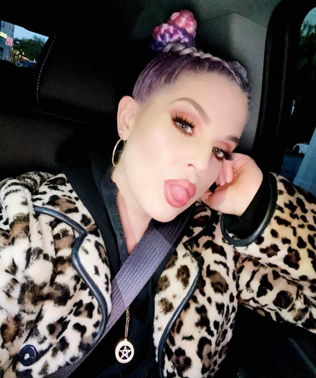 ケリー・オズボーンのインスタグラム：「Love you guys 😝」