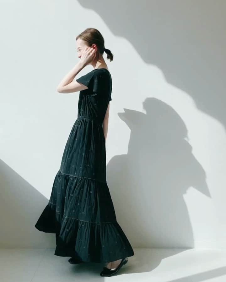 のインスタグラム：「昨日WEARにアップしたワンピース🍇 ひらひらしててかわいい🌻 気になるお洋服が、 葡萄みたいなパープルとブラックばっかり🥺♡ これから黒いお洋服がたくさん増えそう💐 . #slobeiena #スローブイエナ #baycrews #ベイクルーズ」