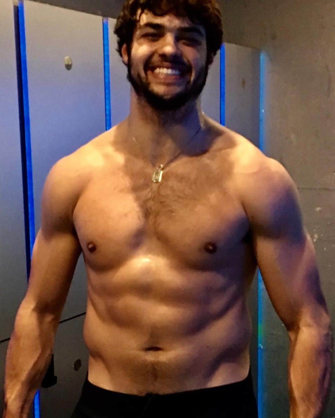 ノア・センティネオのインスタグラム：「The question is.. should I start training again?」