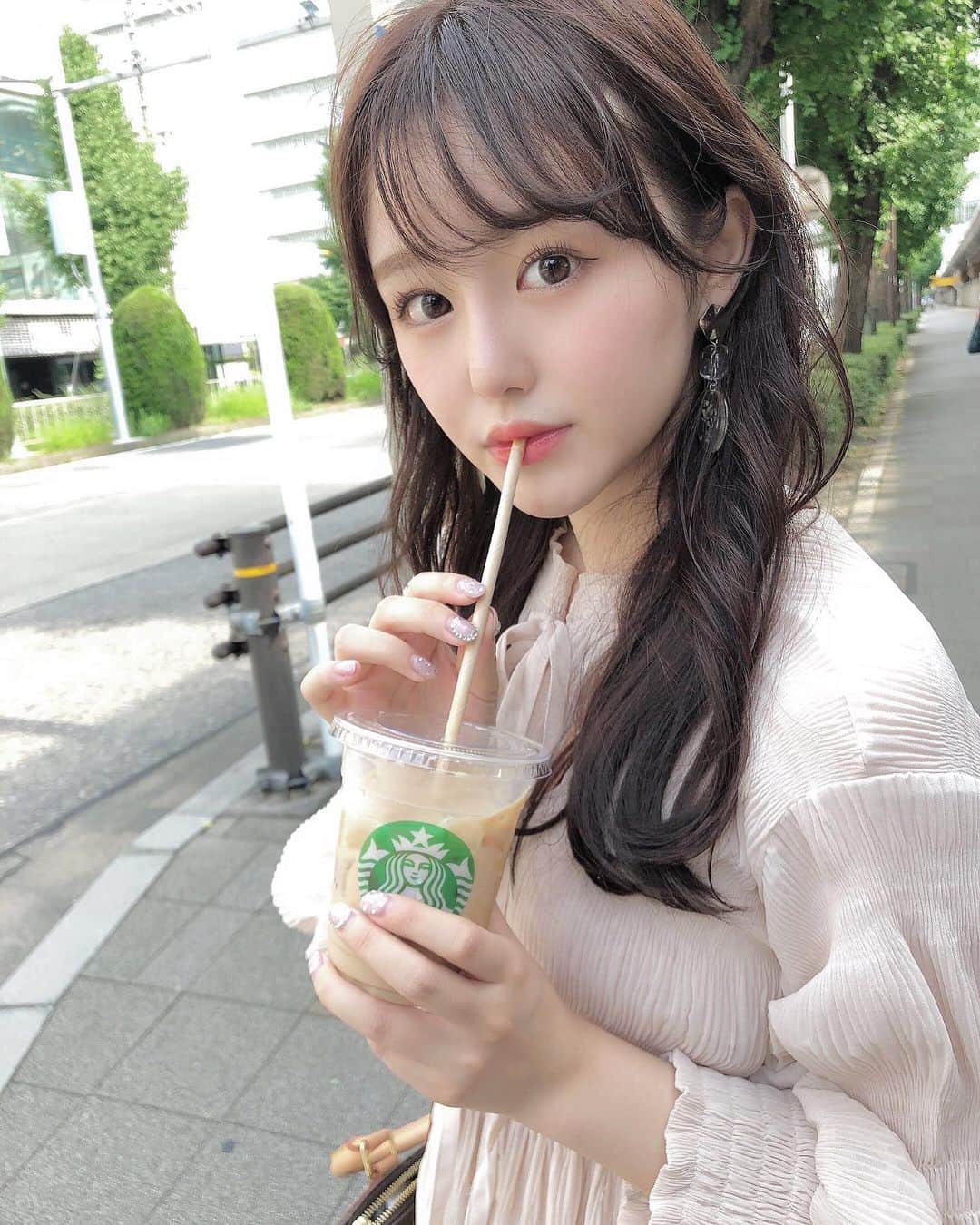 伊藤小春のインスタグラム：「・﻿ 素敵にしてもらいました🐥﻿ ﻿ この巻き方教えてもらったので練習中…﻿ 耳と小指やけどしちゃって痛い…笑﻿ ﻿ ﻿ カラーはアッシュベージュだそうです♡」